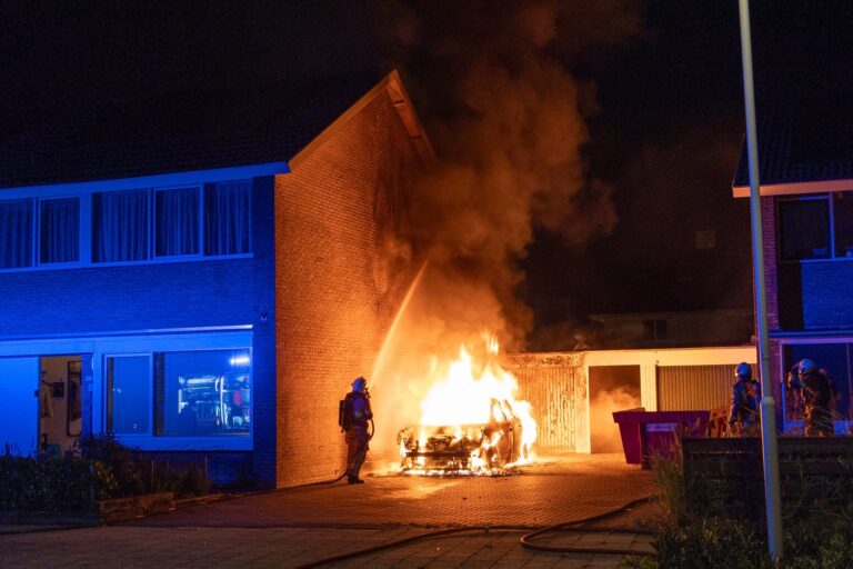 Auto vliegt in brand naast woning, brandweer voorkomt dat vuur overslaat