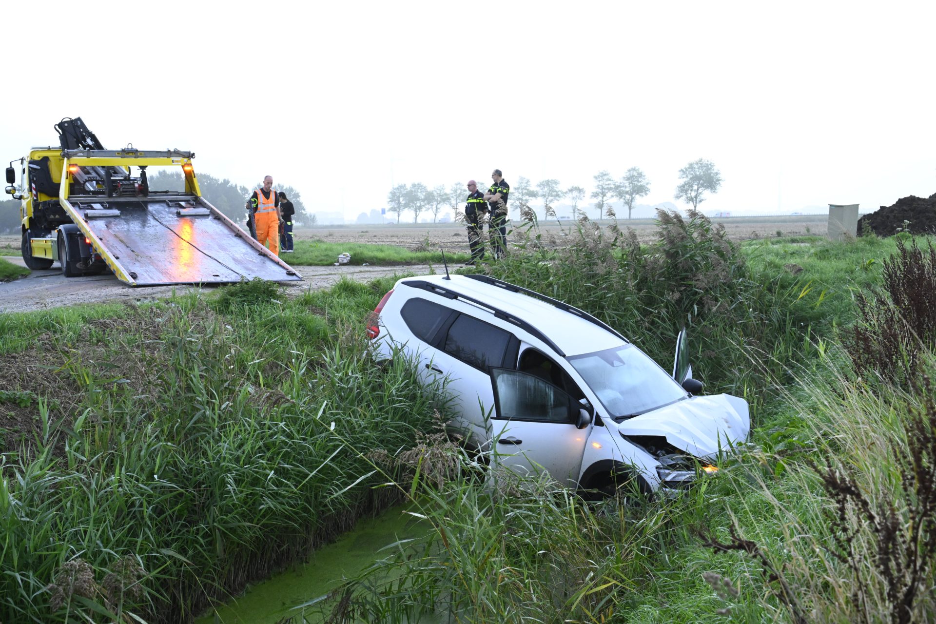 Automobilist rijdt in bocht rechtdoor en belandt in sloot