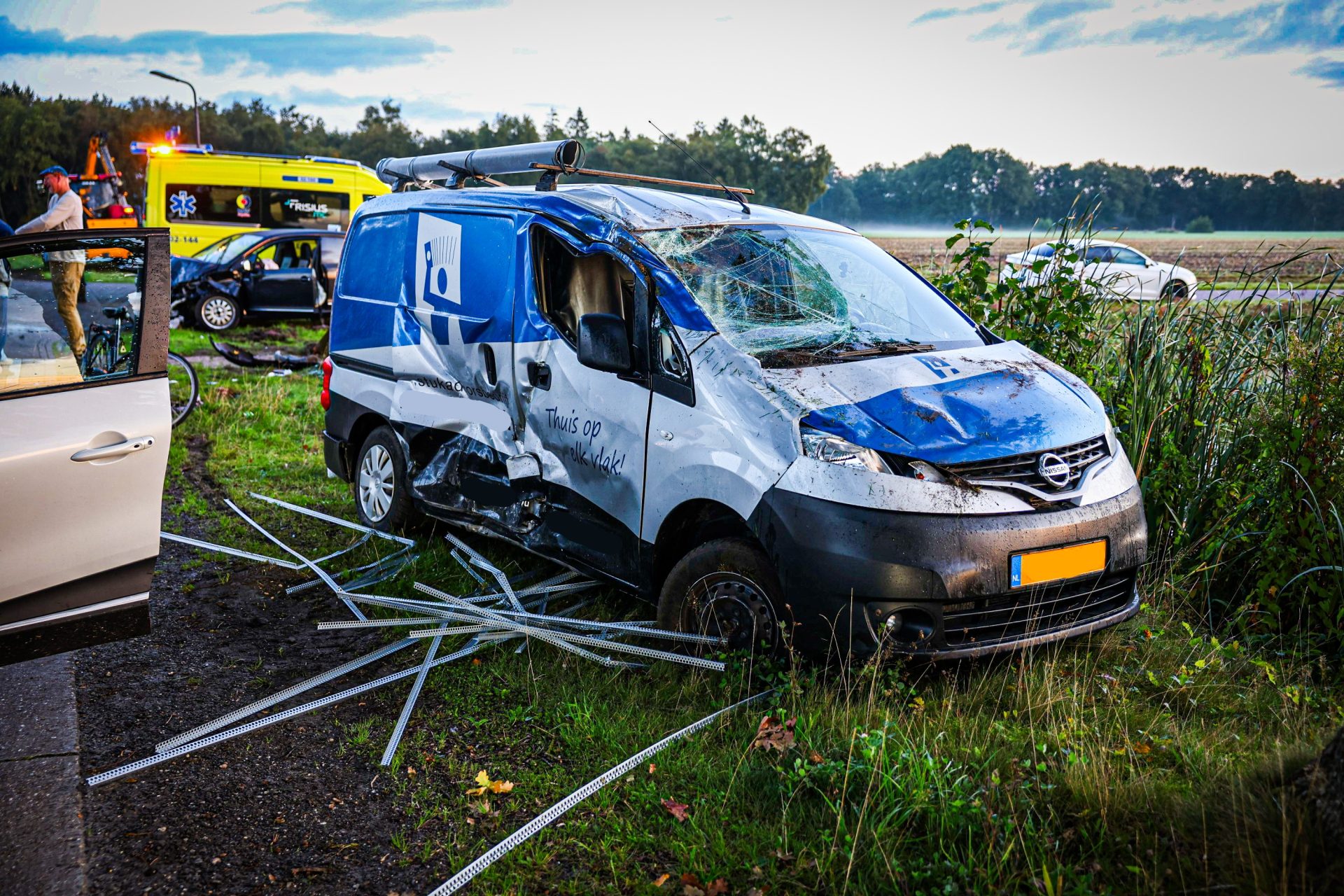Veel schade na botsing tussen auto en bedrijfswagen