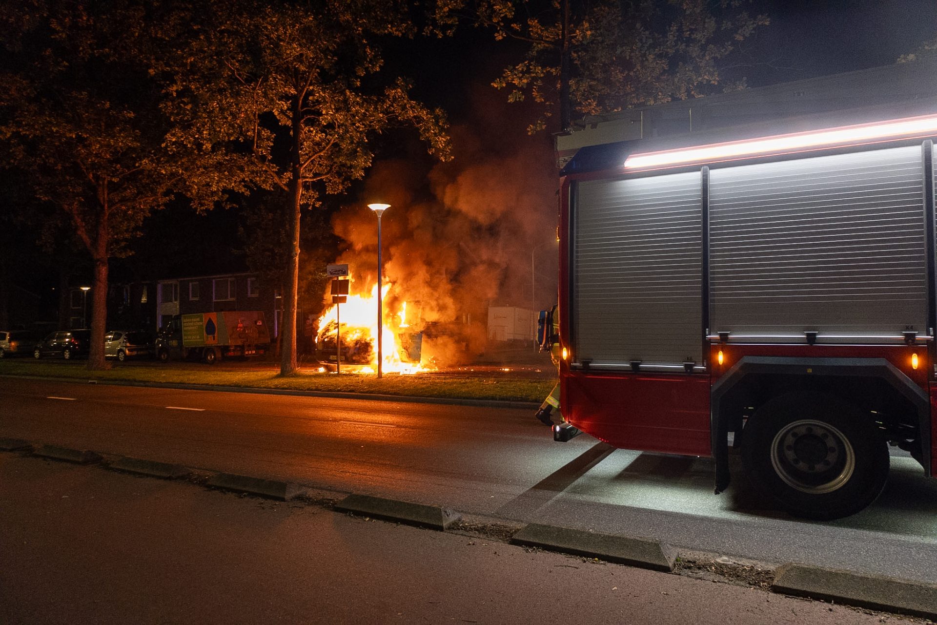 Geparkeerde bedrijfswagen door brand verwoest