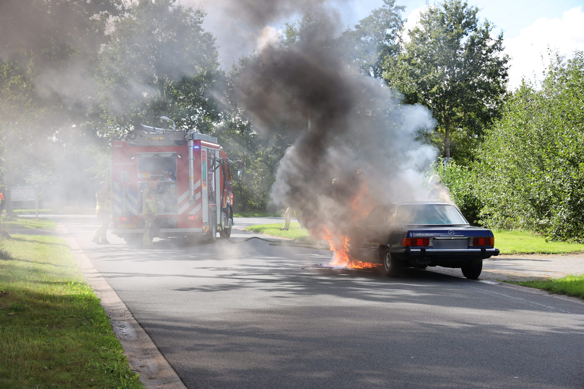 Oldtimer vliegt in brand, brandweer ingezet