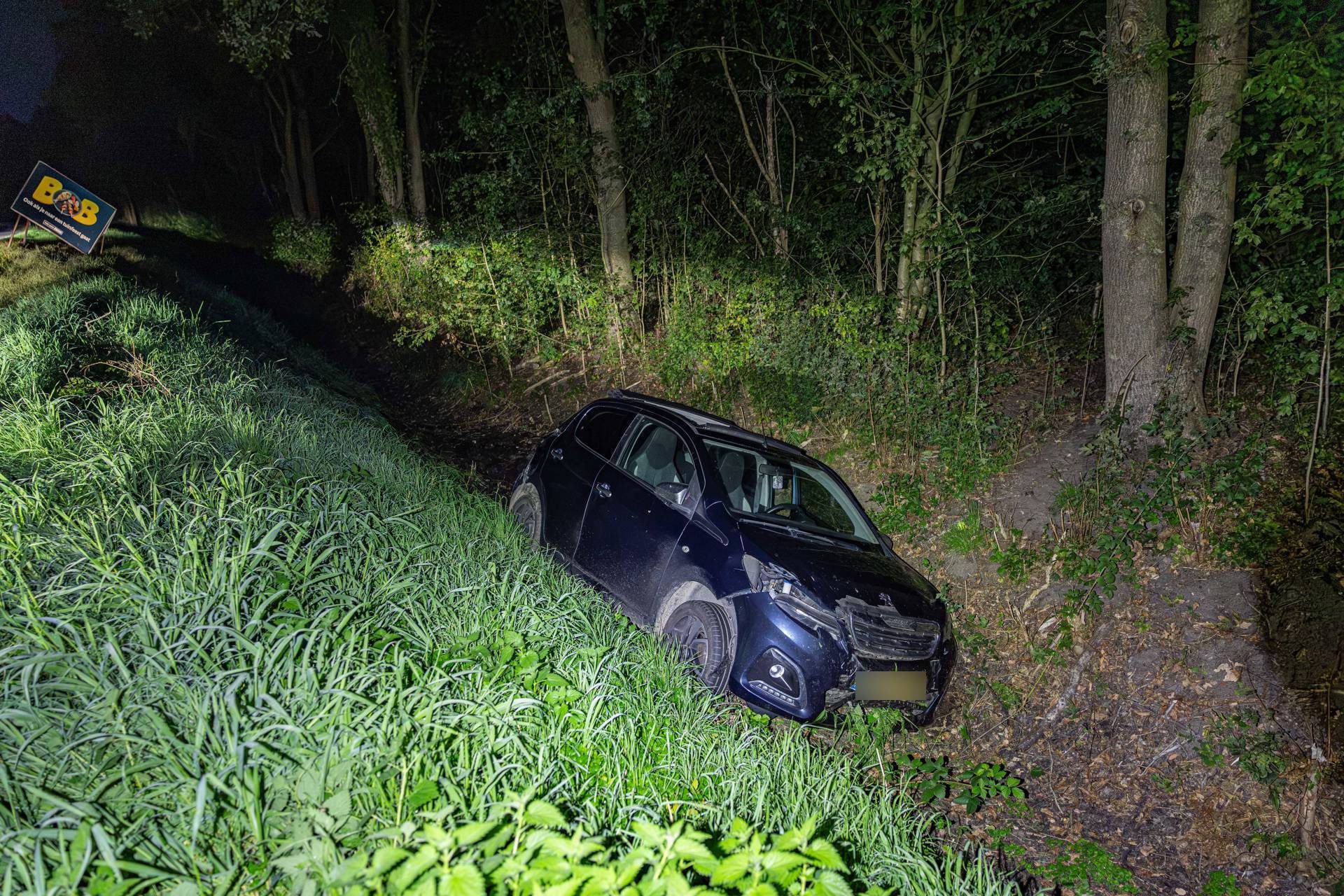 Automobiliste vliegt uit de bocht en belandt in greppel