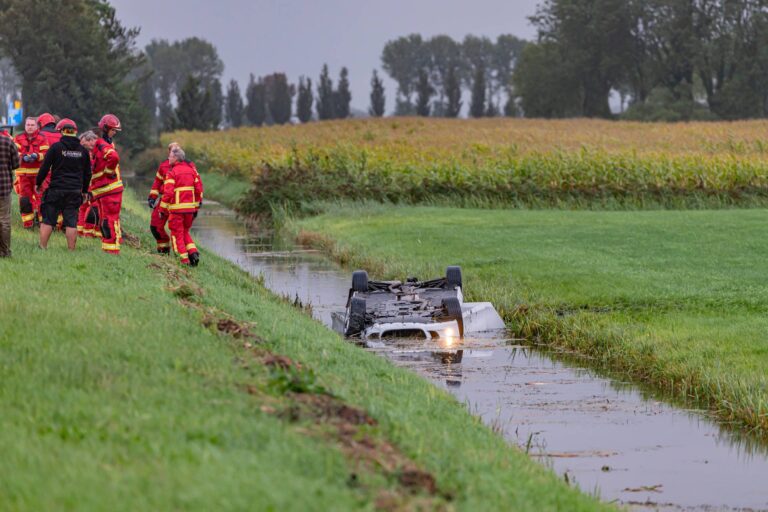 Grote inzet hulpdiensten voor auto op de kop in sloot
