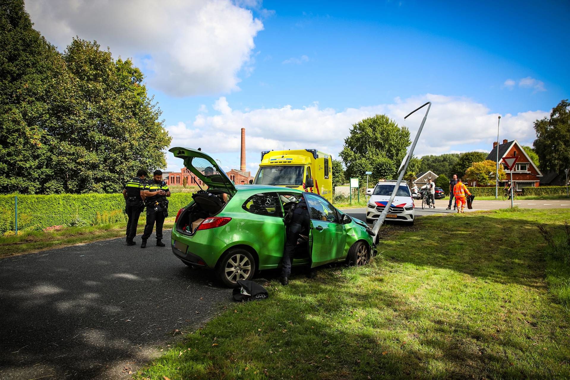 Automobilist botst tegen lantaarnpaal en moet mee met politie