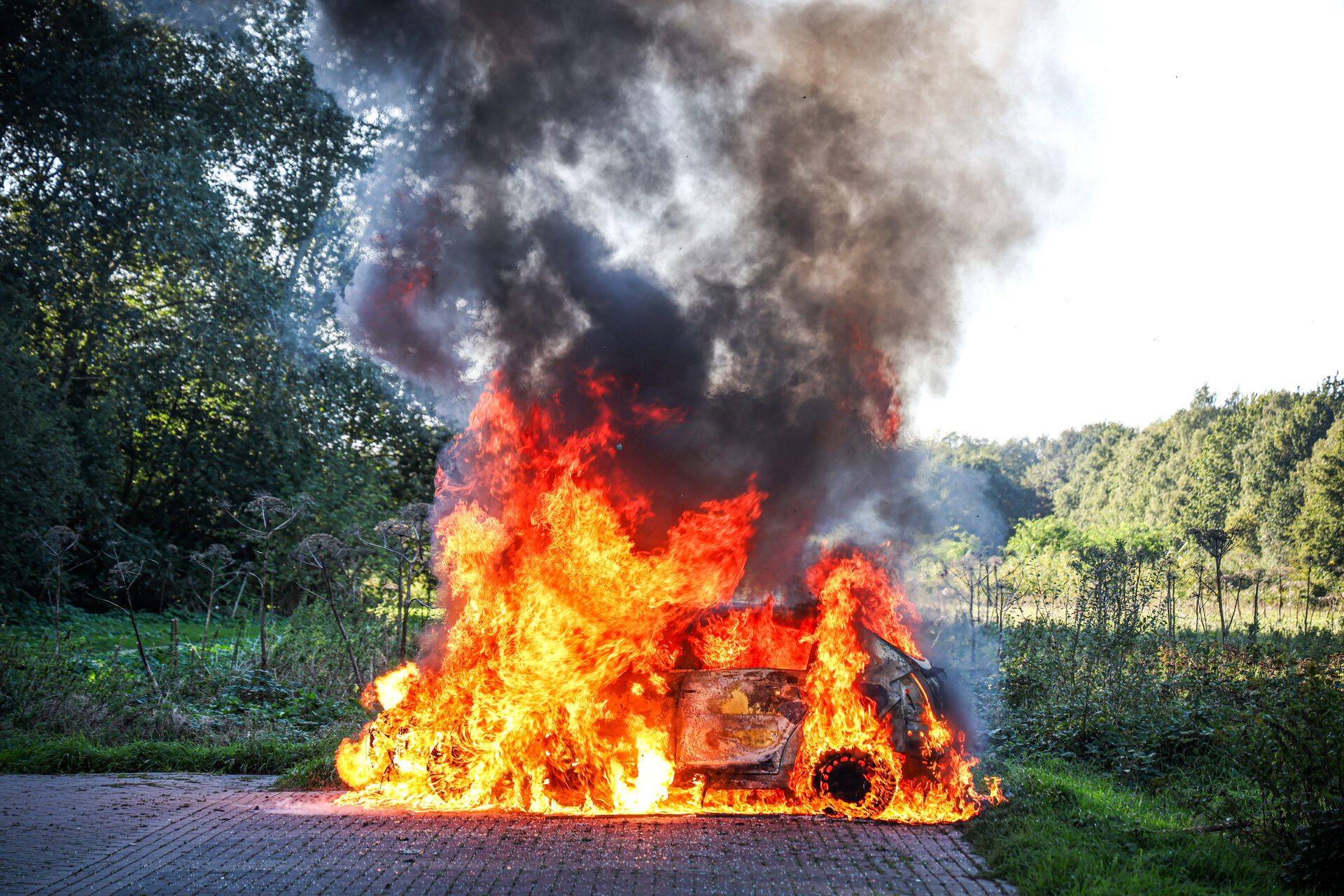 Gestolen auto na steekpartij brandend teruggevonden