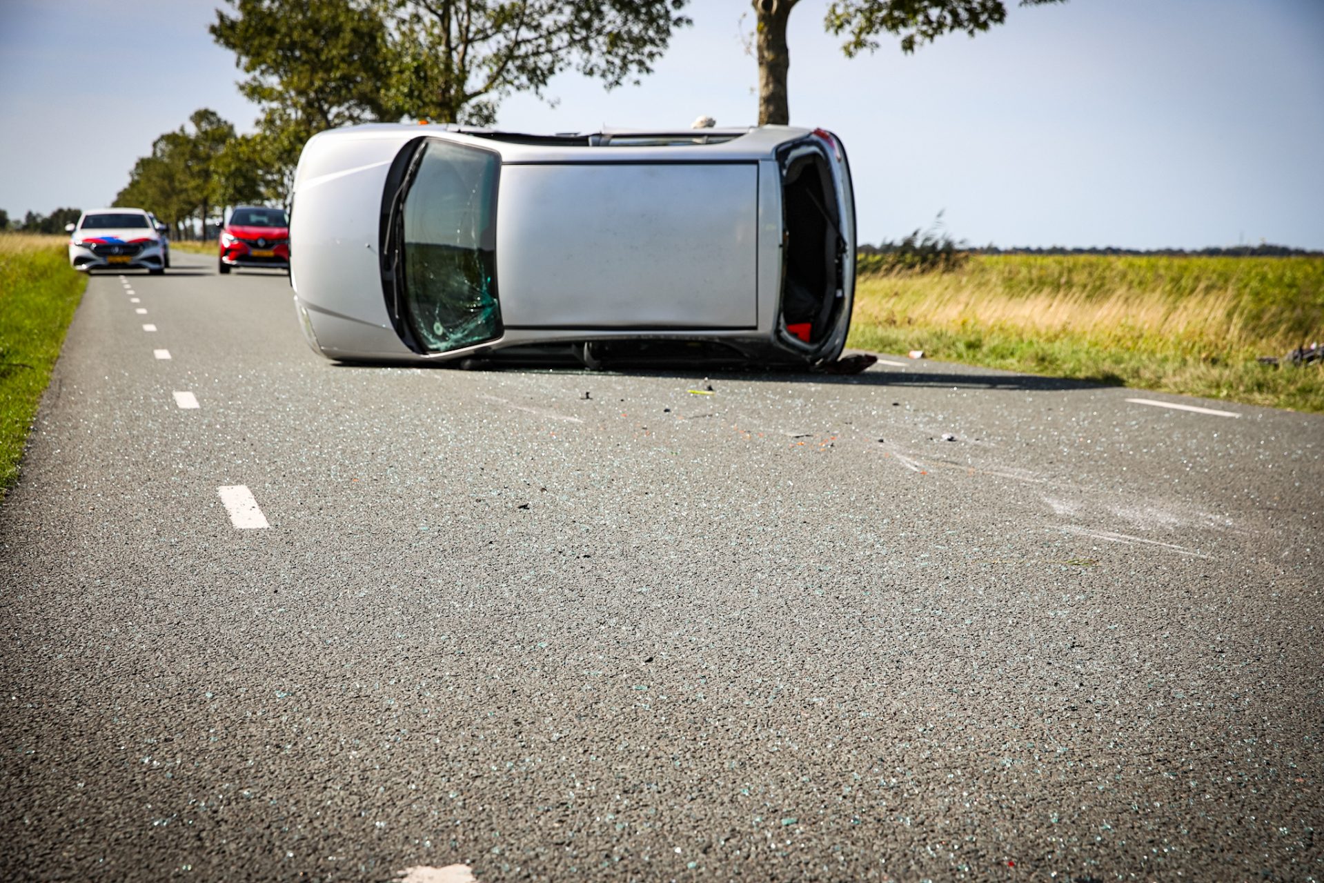 Auto raakt van de weg en belandt op zijkant in Wildervank