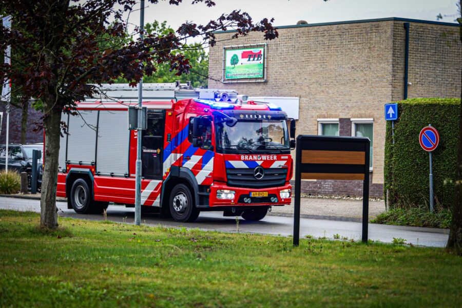 Brand in pand NS-onderhoudsbedrijf, brandweer kampt met watervoorziening