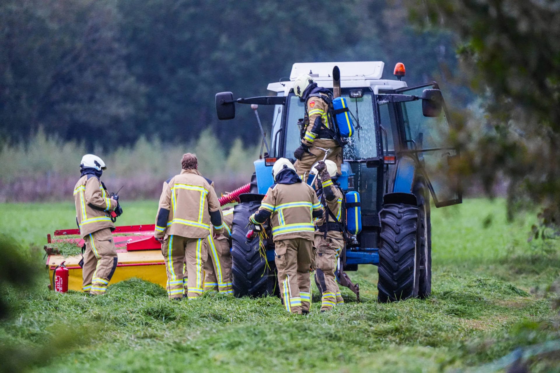 Tractor vliegt tijdens maaiwerkzaamheden in brand