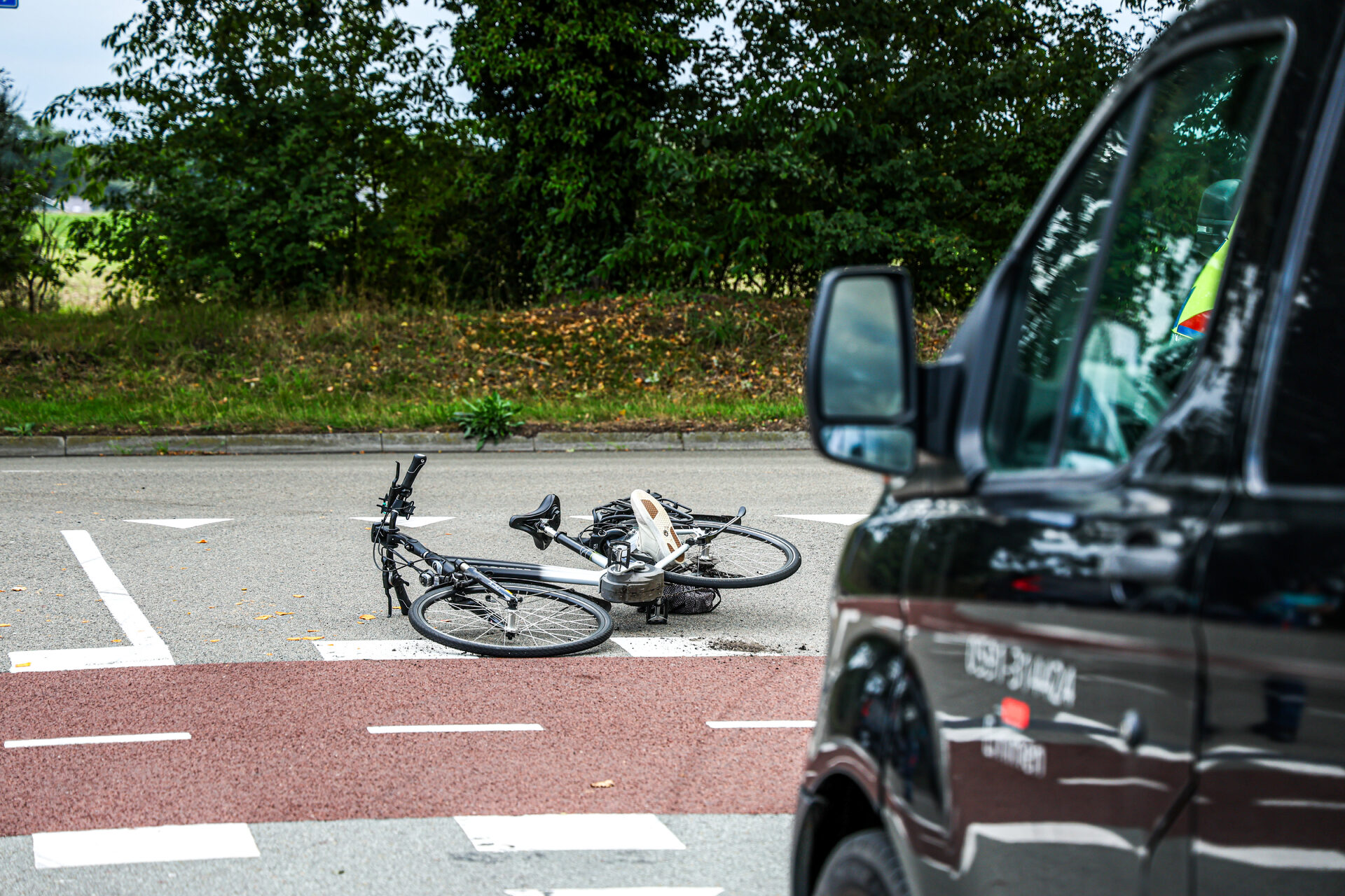Jonge fietser gewond bij botsing met bestelbus