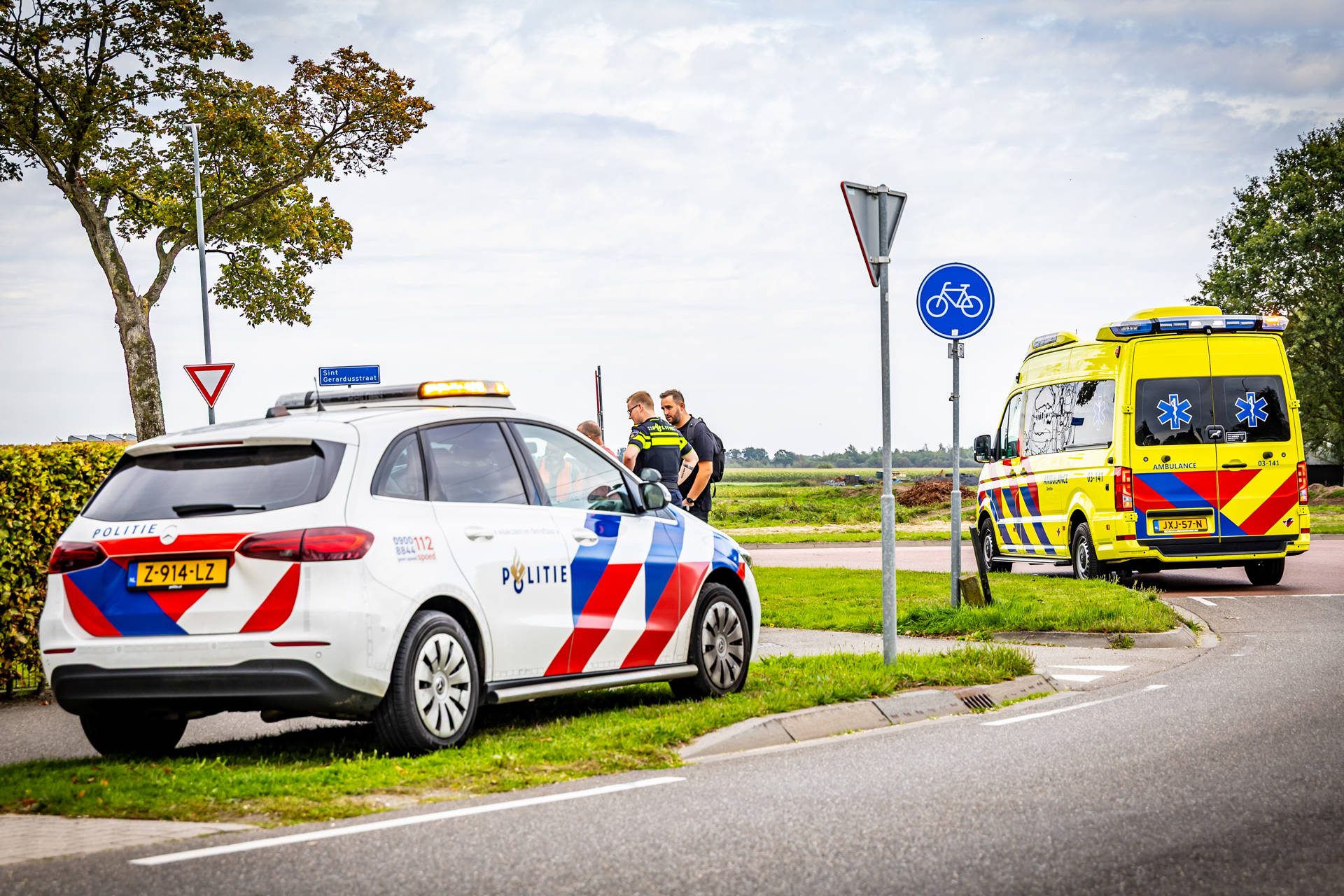 Twee fietsers botsen op kruising, één naar ziekenhuis