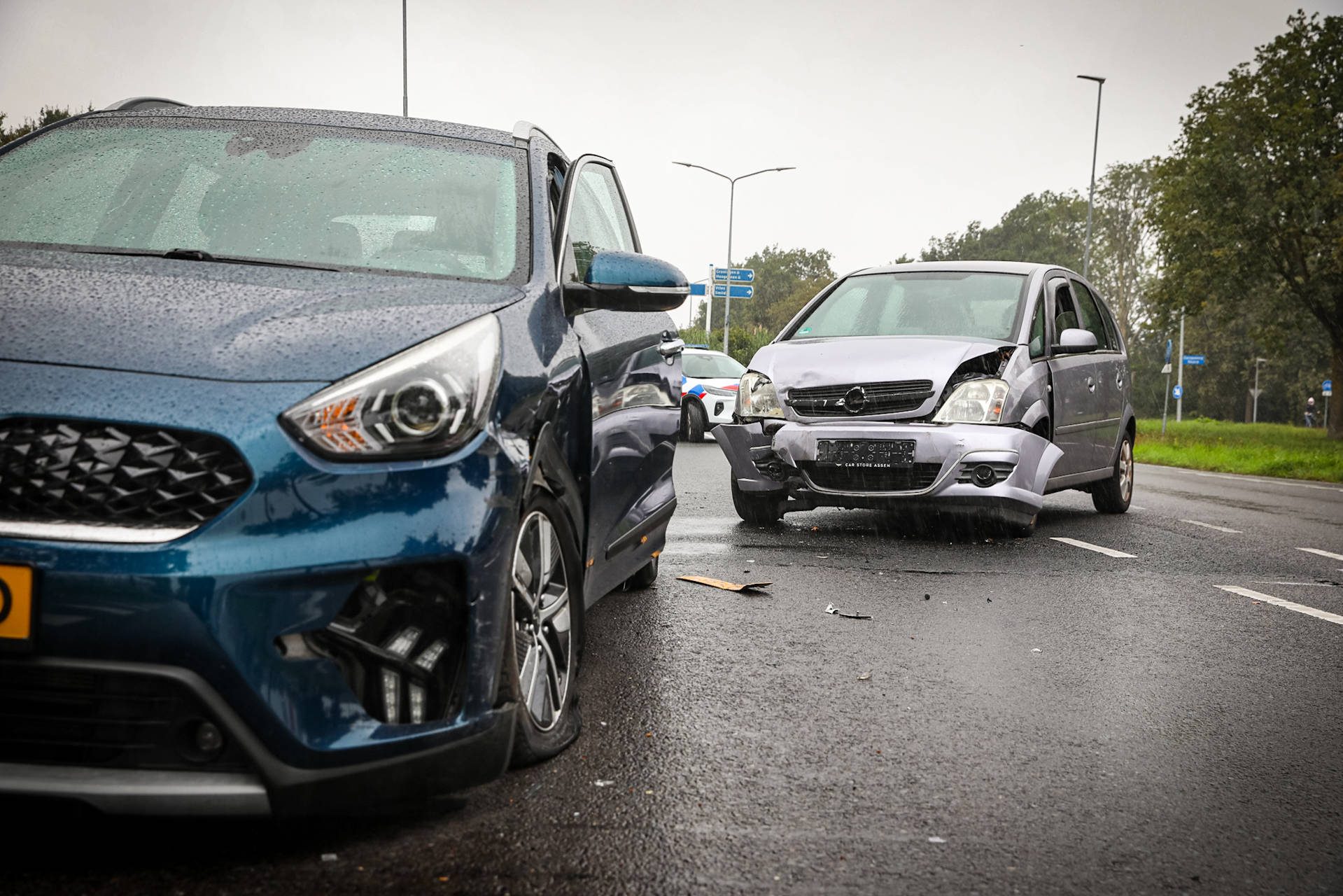 Twee auto’s botsen hard op elkaar, forse schade aan beide voertuigen