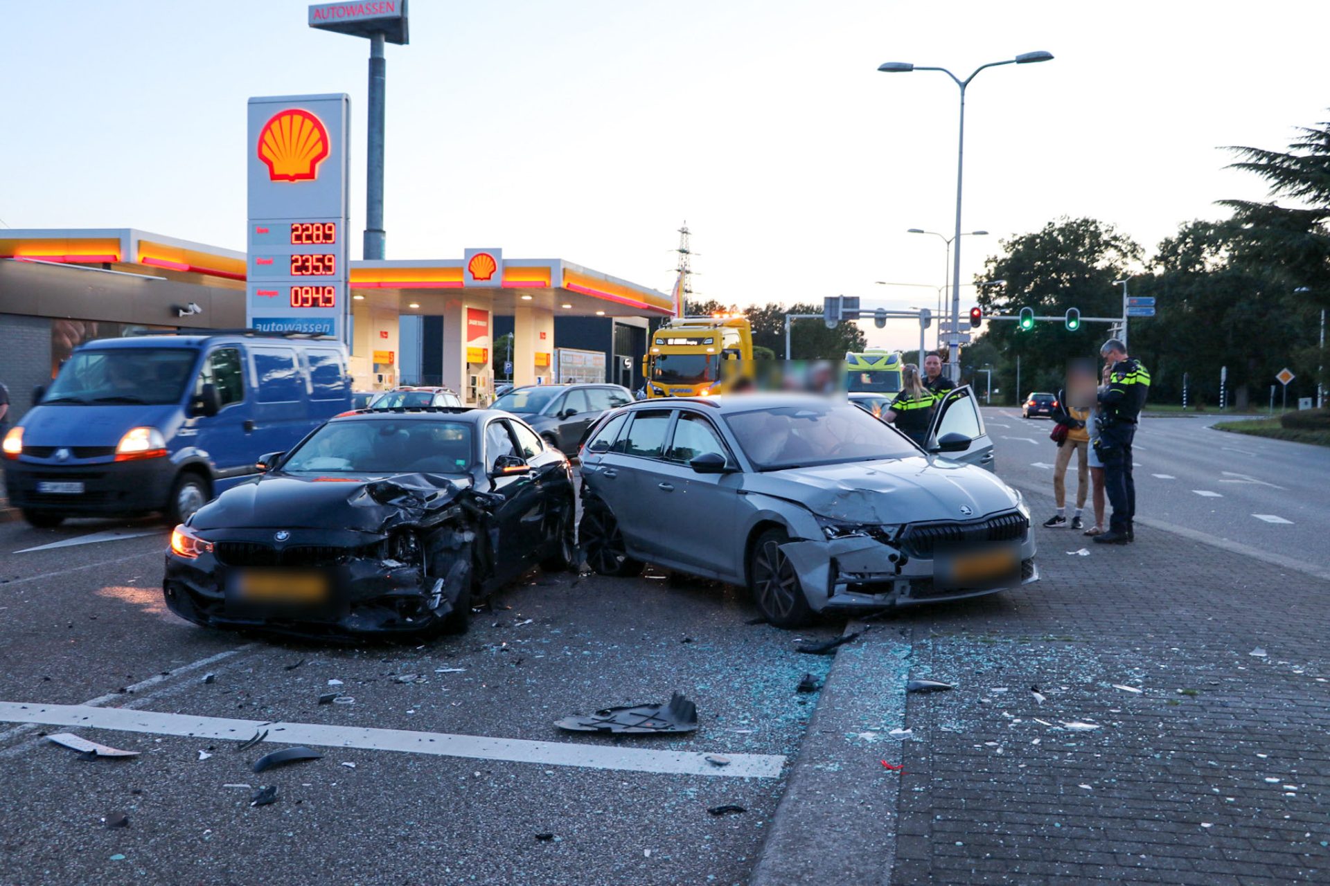 Grote ravage na botsing tussen drie auto’s