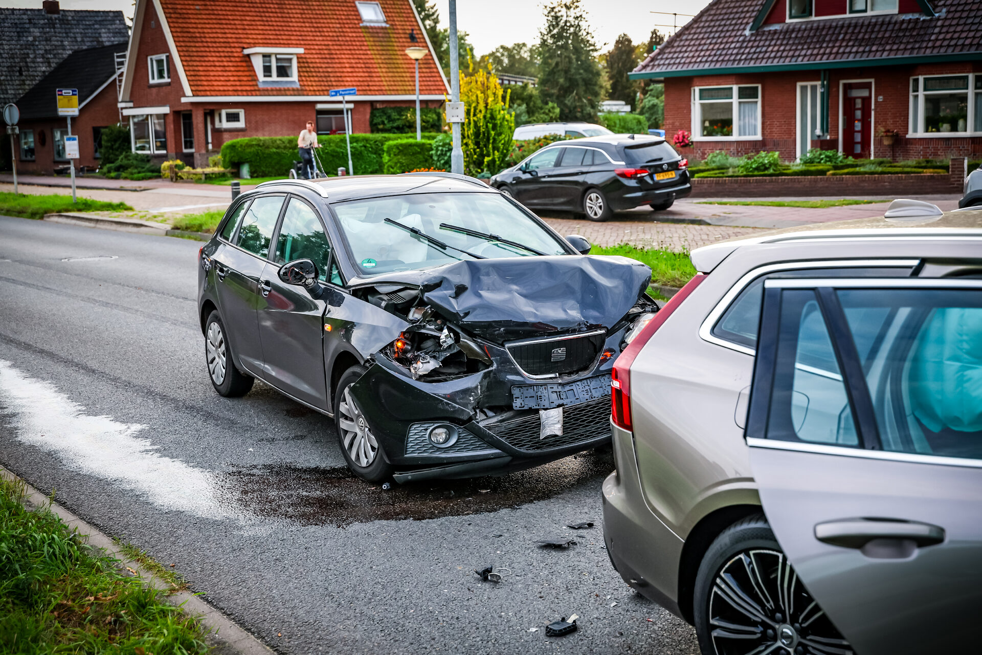 Twee auto’s flink beschadigd bij kop-staartbotsing