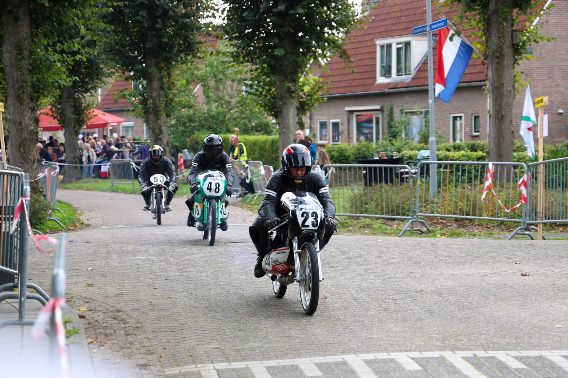 Historische racemotoren zorgen voor spektakel op oud TT-circuit