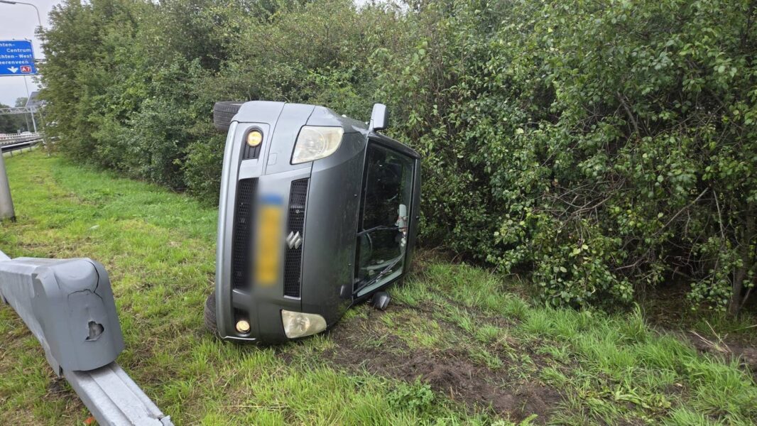 Auto raakt van de weg, belandt op zijn kant in de berm