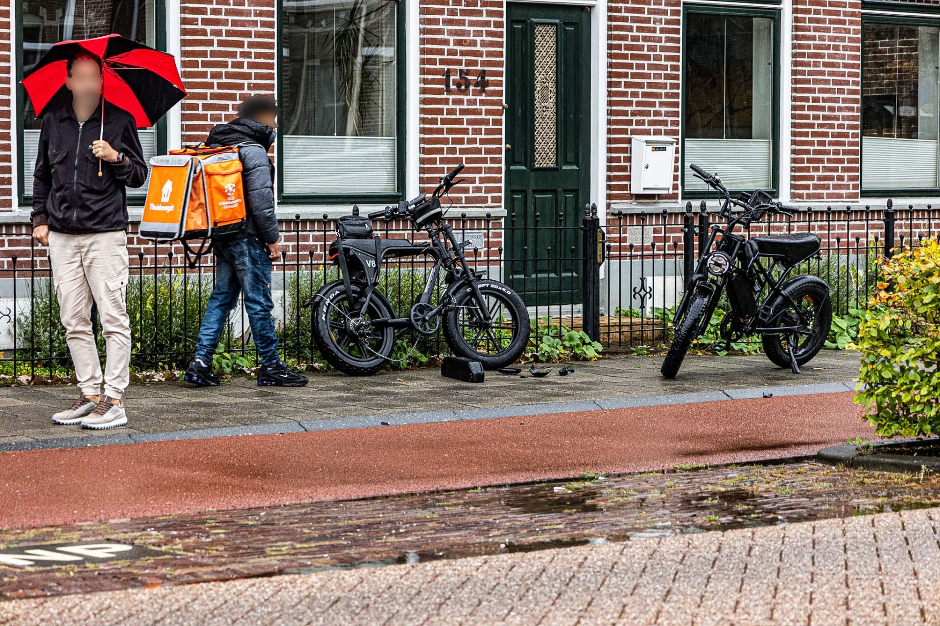 Bezorger op fatbike aangereden door auto