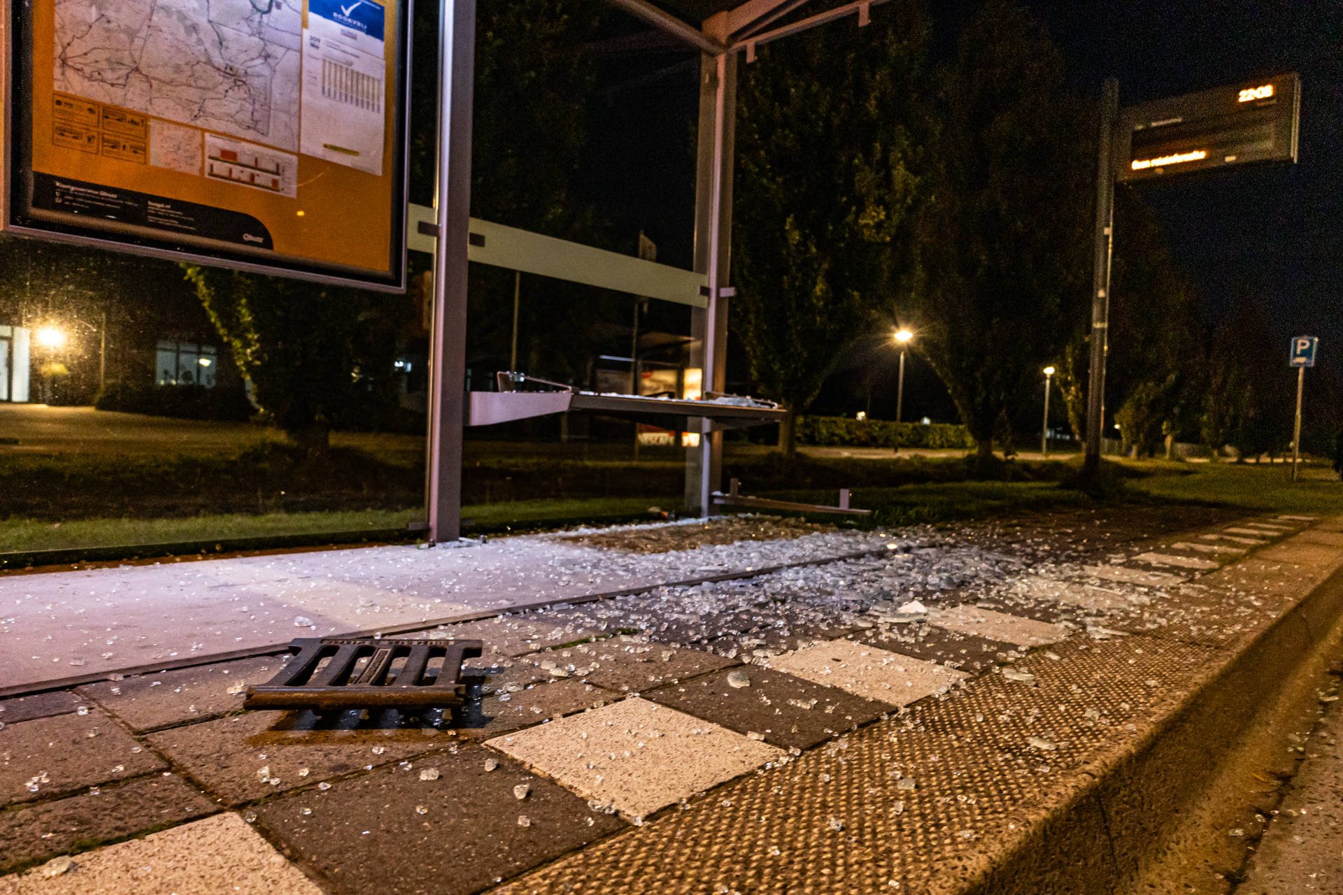 Honderden glasscherven na vernieling bushokje
