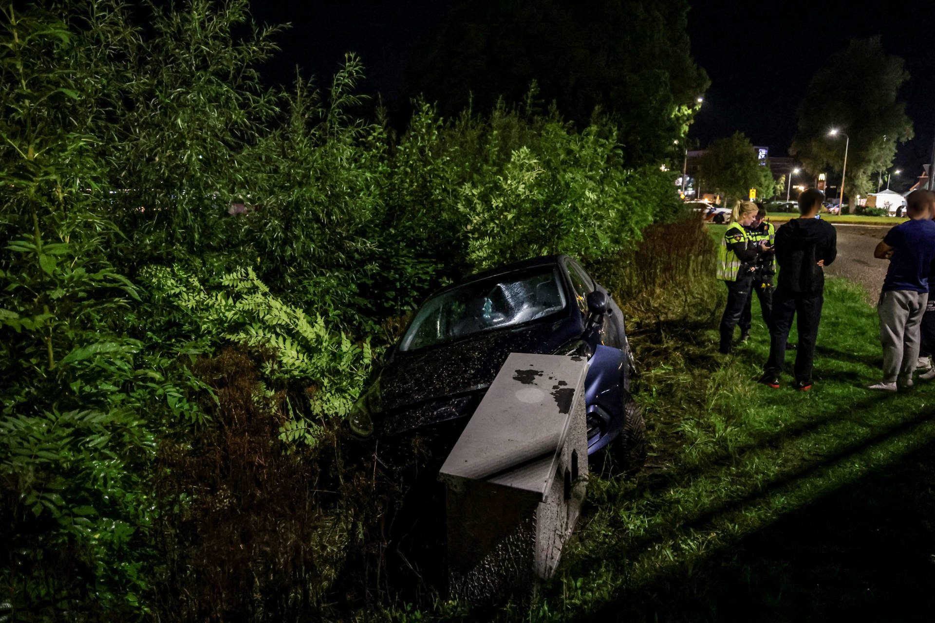 Auto vliegt uit bocht en ramt elektriciteitskast