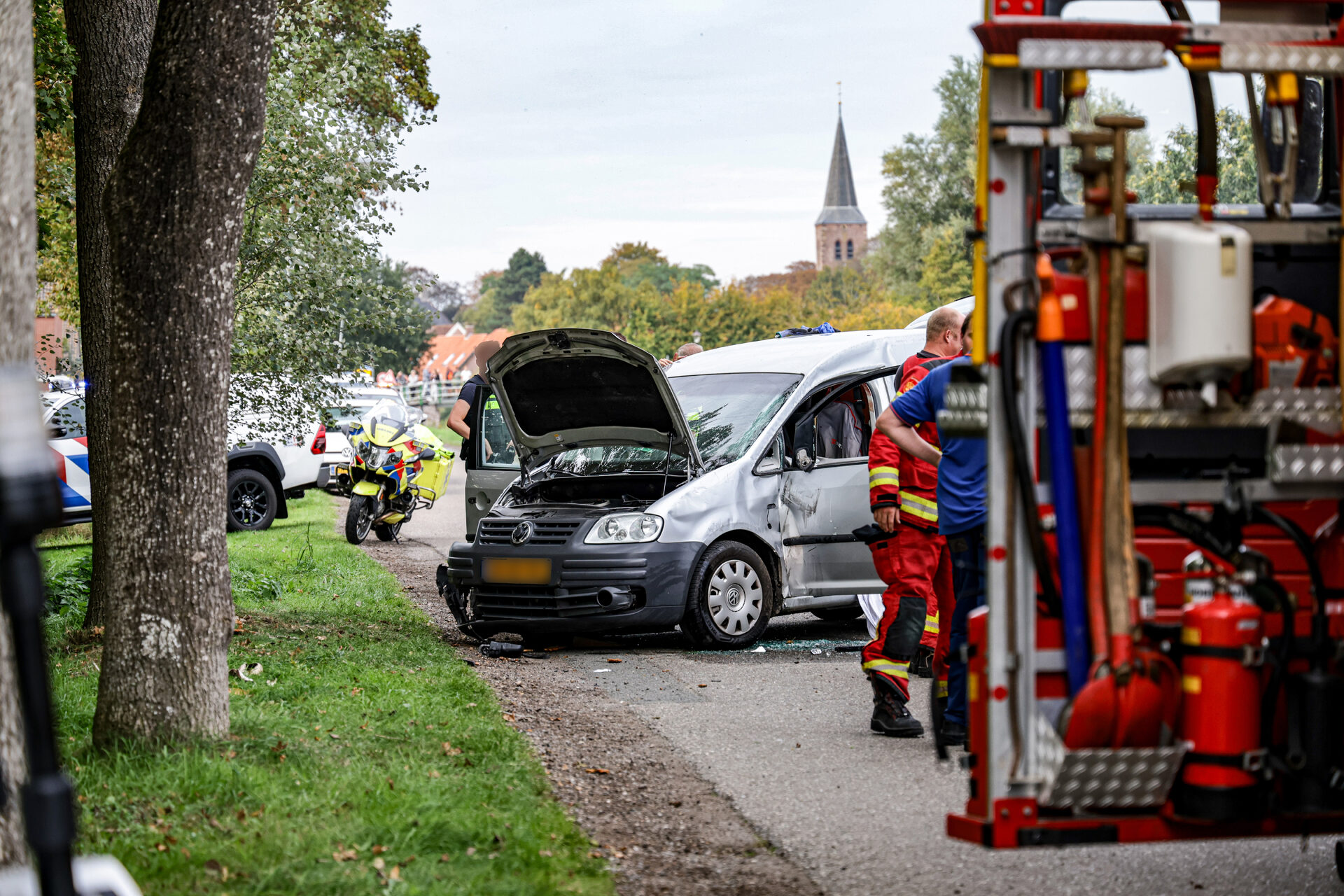 Automobilist gewond na botsing tegen boom