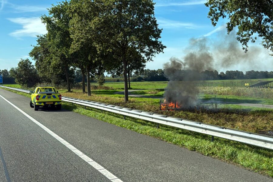 Op meerdere plekken brand langs snelweg, rook trekt over snelweg