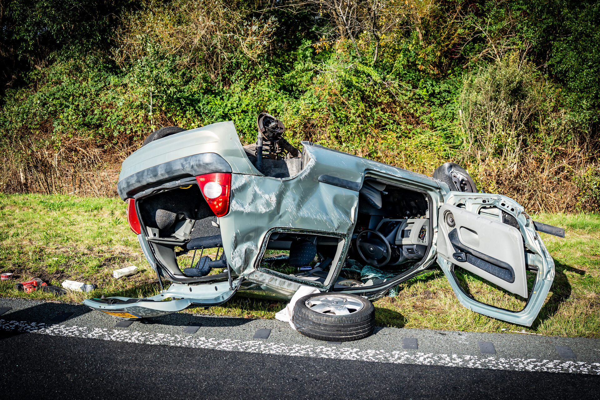 Automobilist aangehouden nadat auto op de kop belandt
