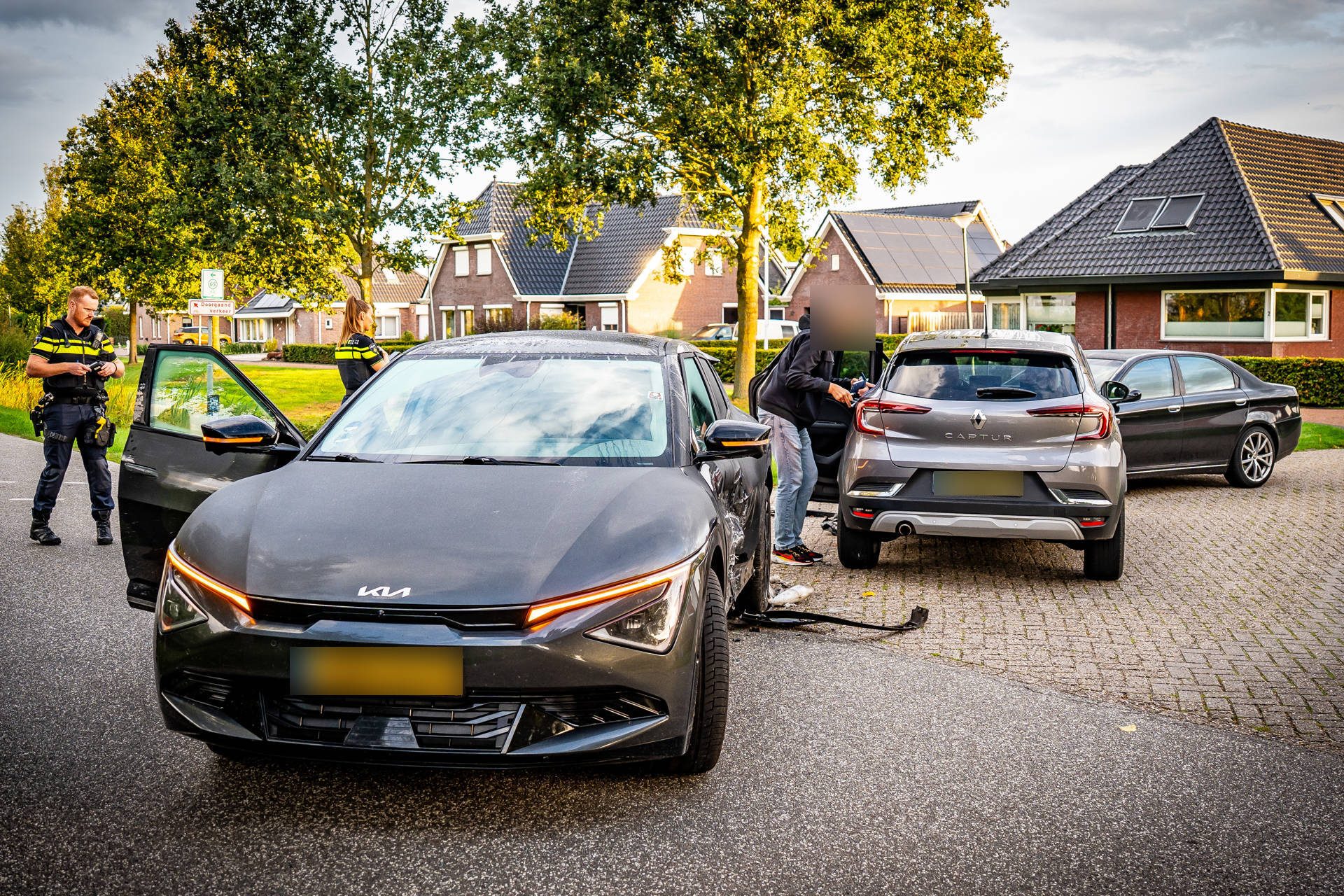 Kettingbotsing met drie auto’s: twee voertuigen weggesleept