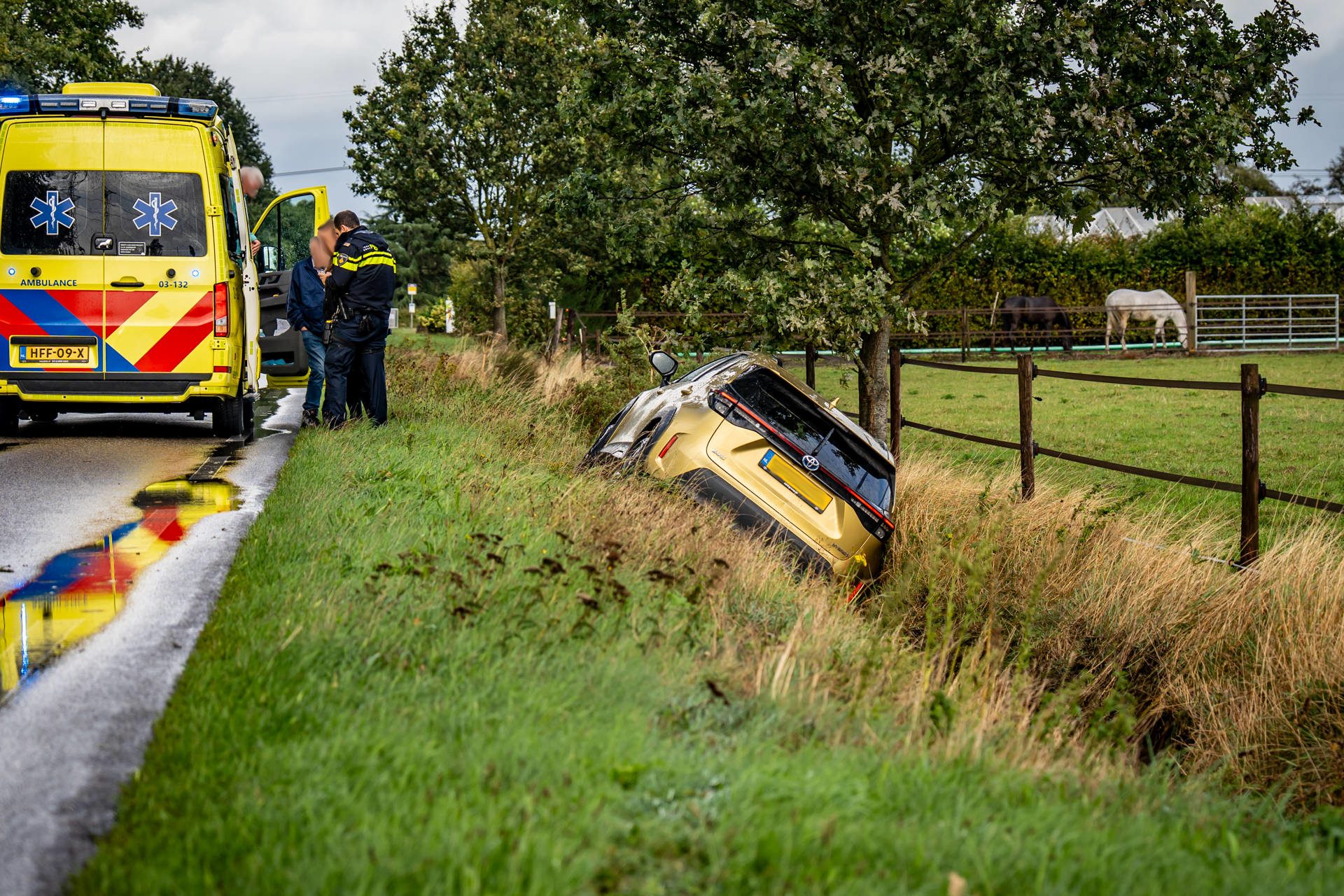 Gewonde nadat auto van de weg raakt