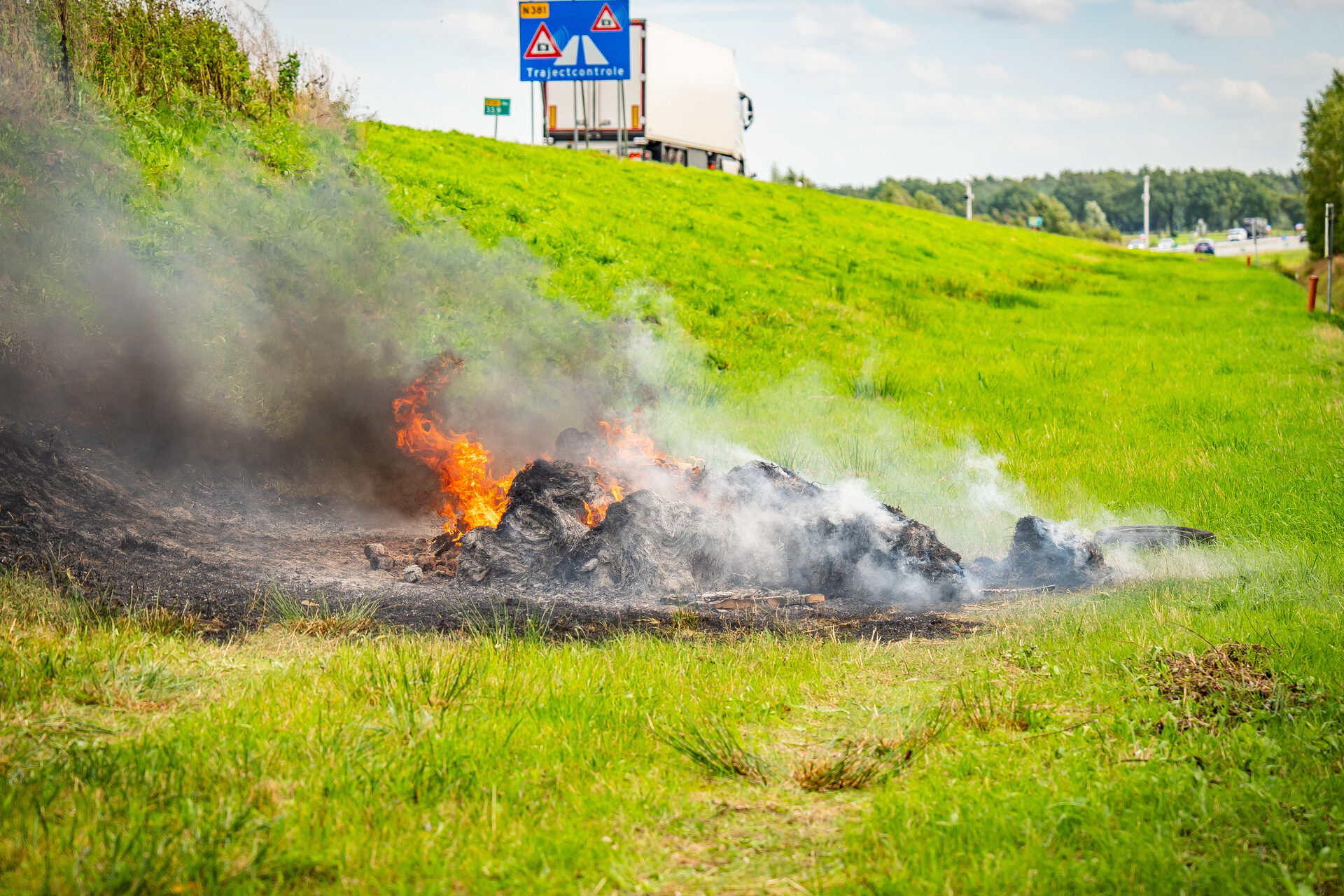 Twee hooibalen in brand langs N381, politie onderzoekt situatie