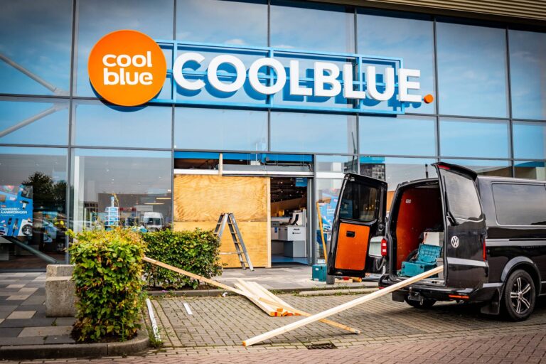 Inbrekers rammen glazen entree Coolblue winkel met auto