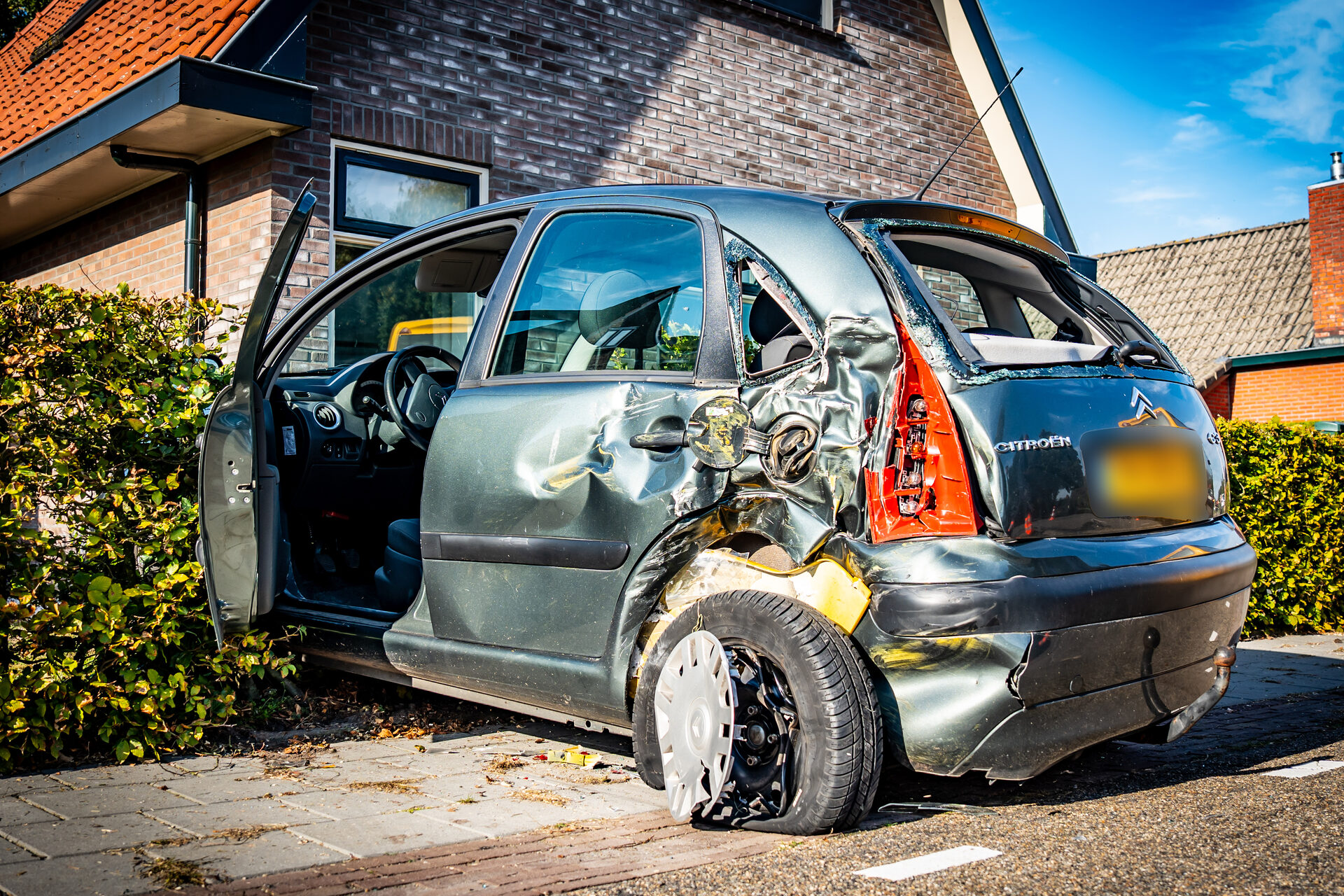 Lijnbus botst achterop auto, inzittende naar ziekenhuis en automobiliste tijdelijk buiten bewustzijn