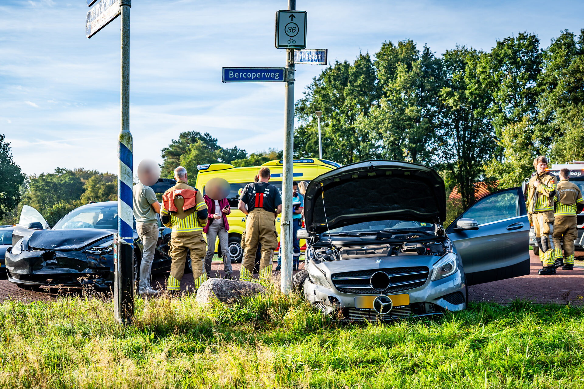 Brandweer controleert Tesla na aanrijding