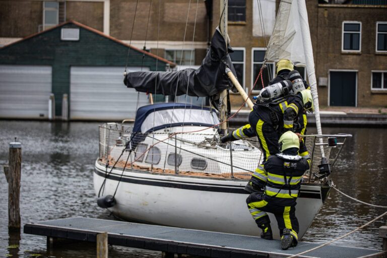 Brandweer blus brand op zeilboot