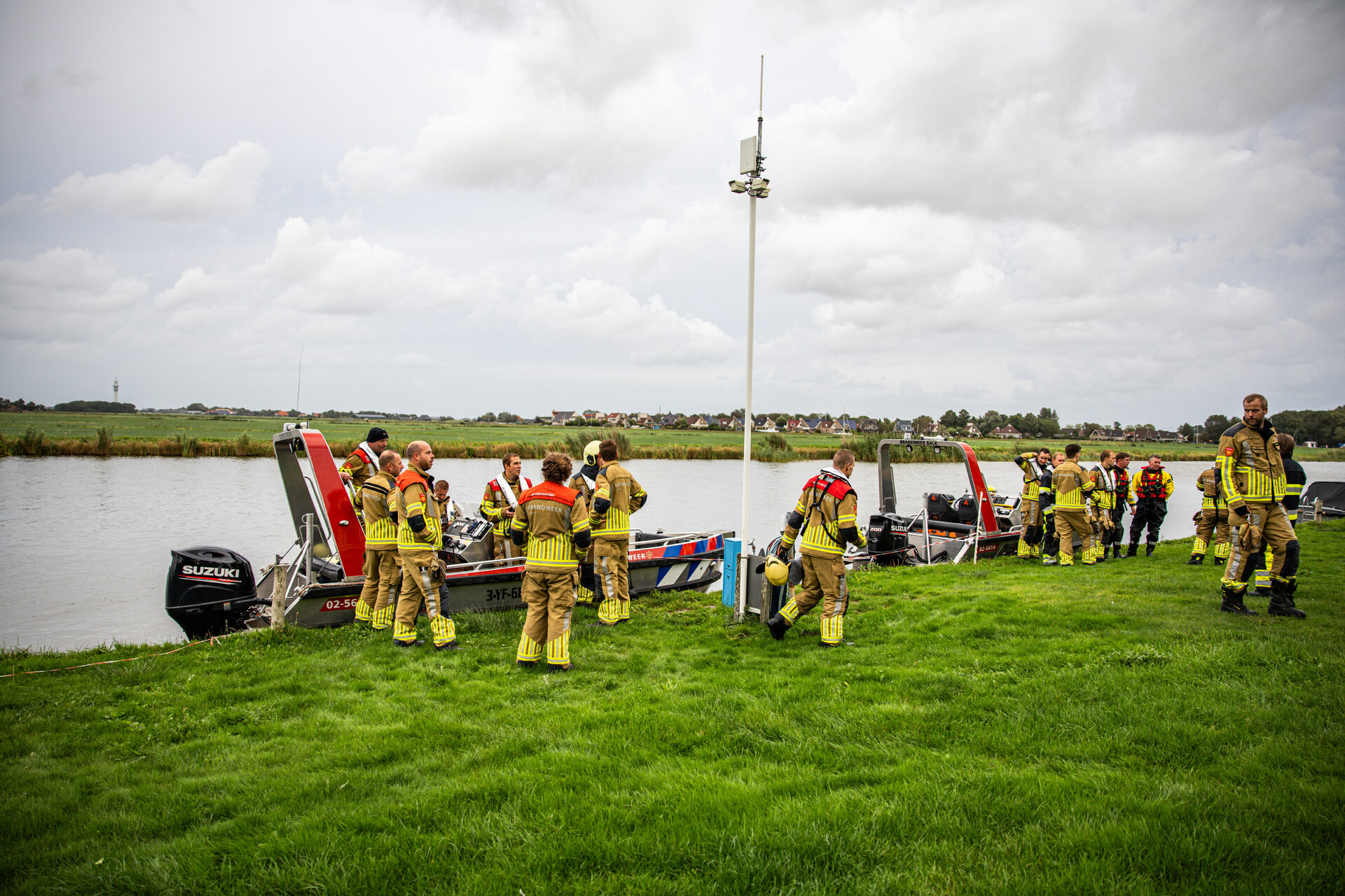 Windsurfer kan niet meer naar kant, brandweer schiet te hulp