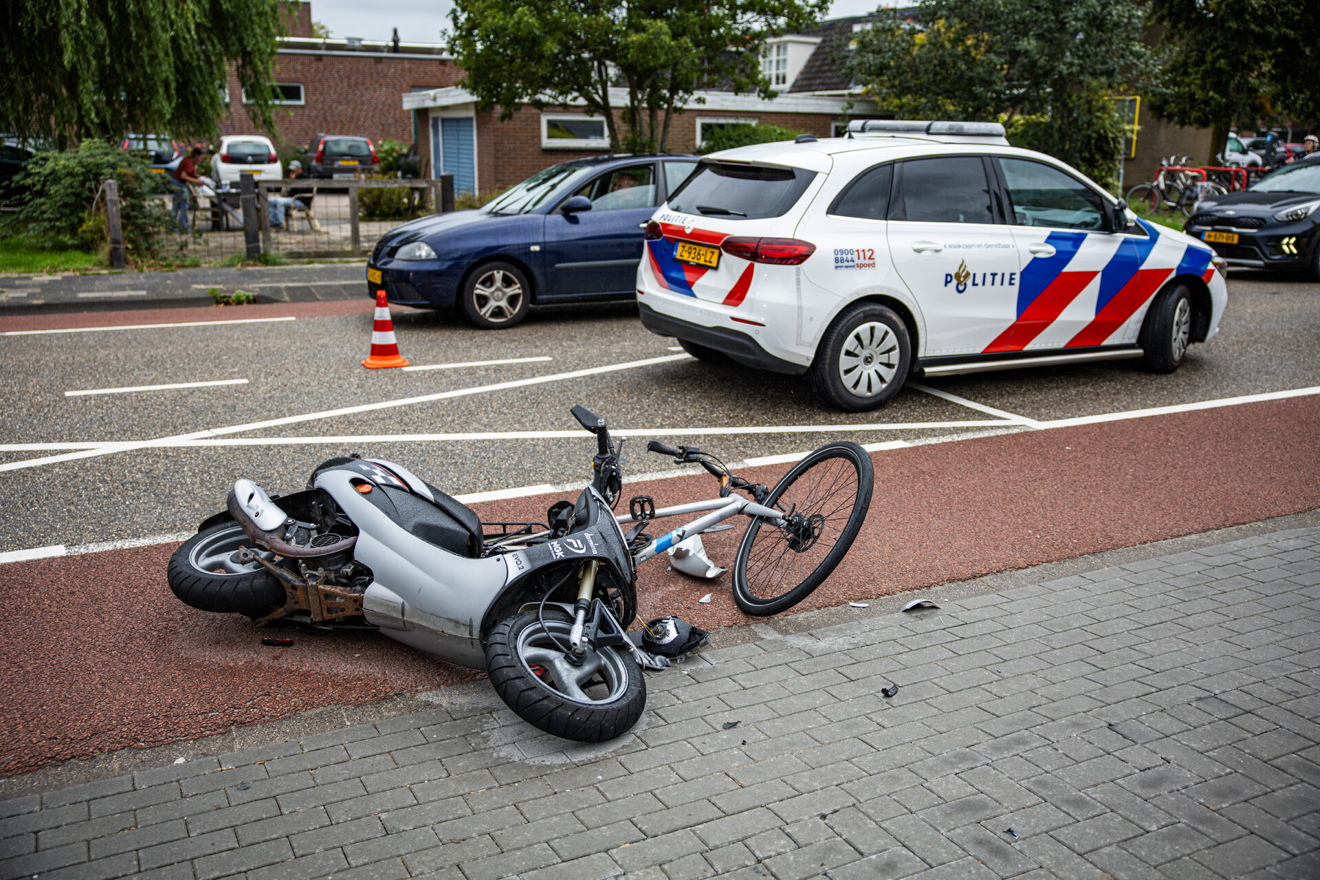 Fietser en scooterrijder botsen op elkaar