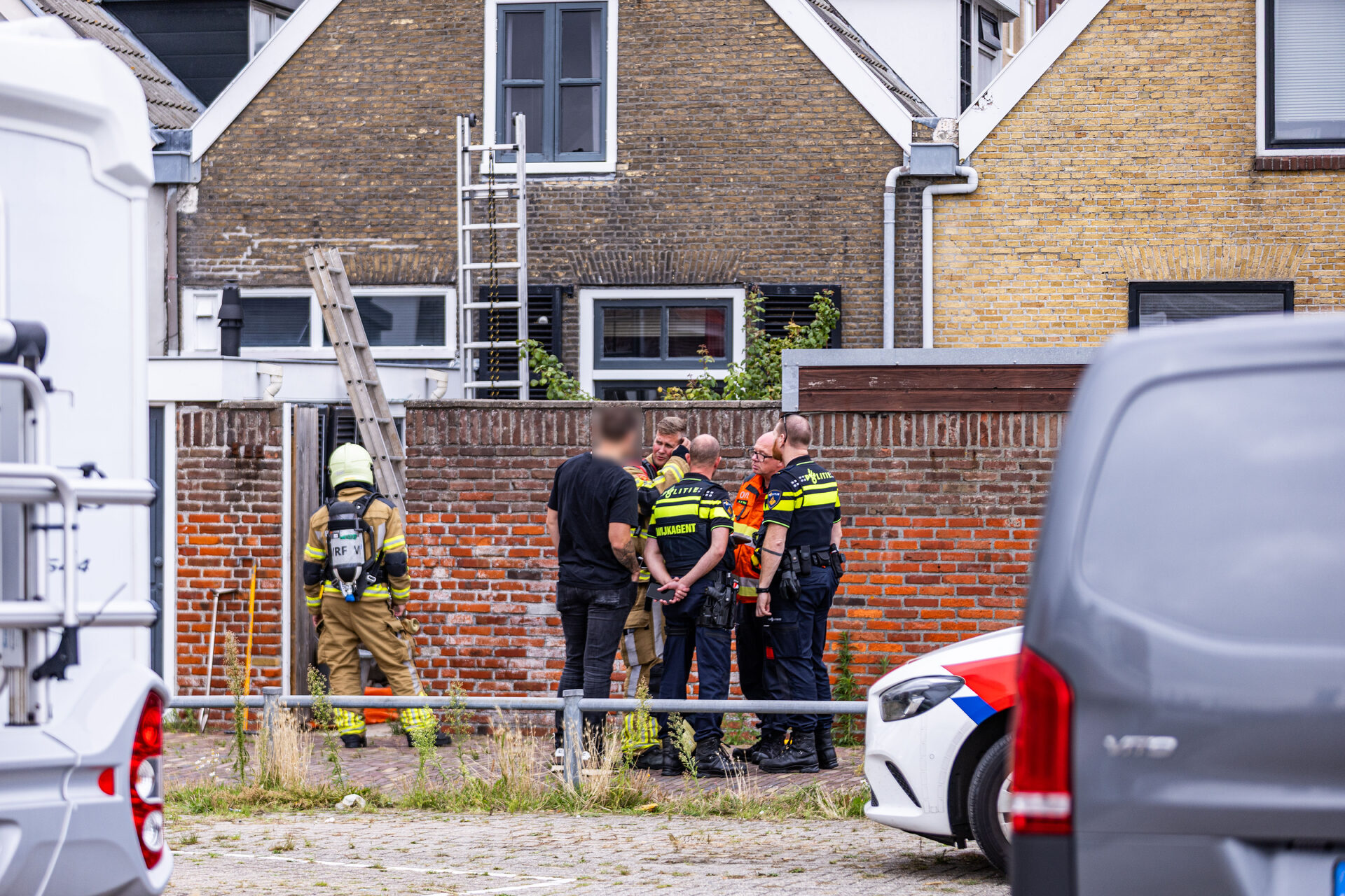 Man met wapen aangehouden, woning doorzocht na melding over explosieven
