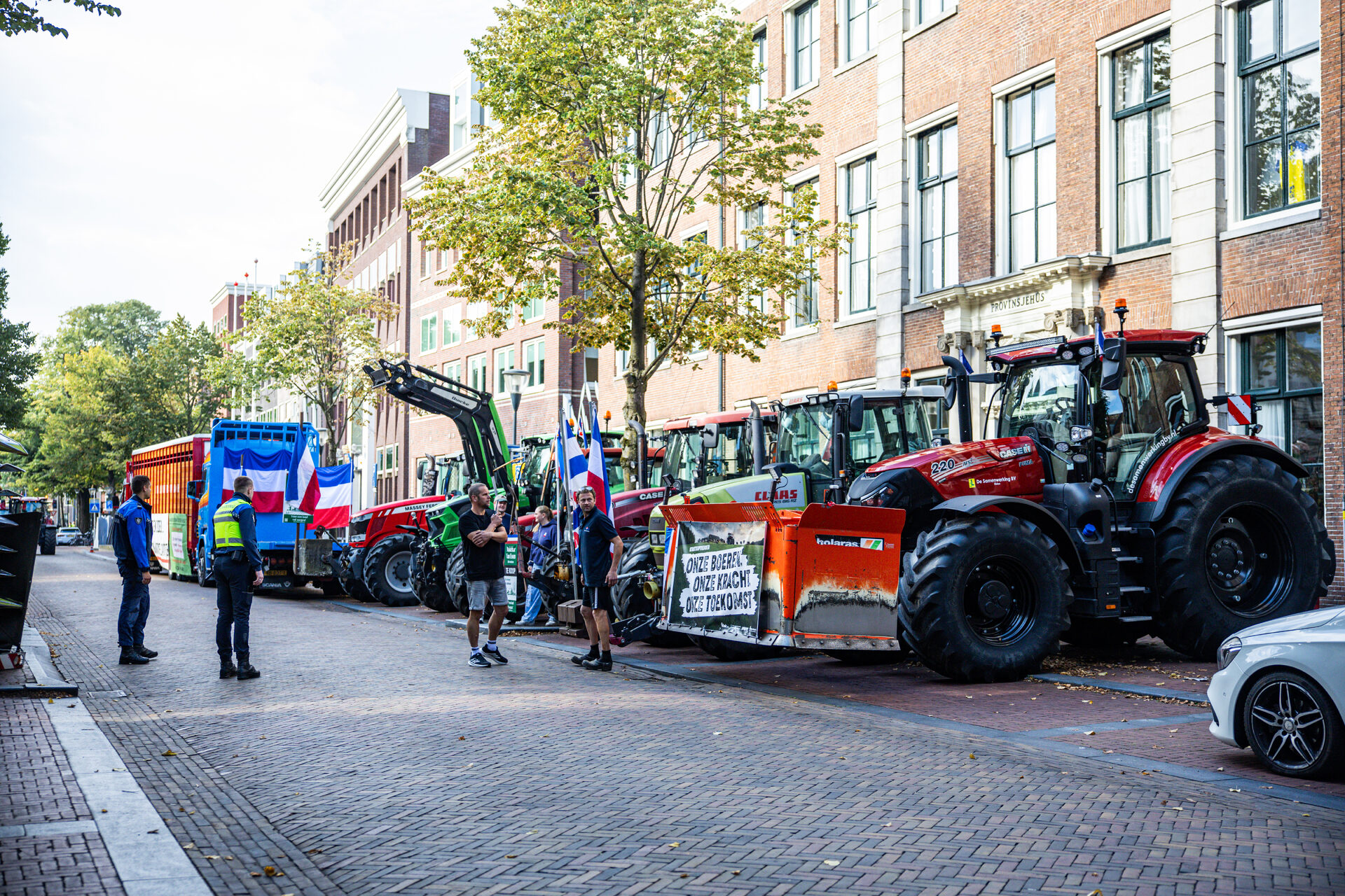 Boeren onderweg naar provinciehuis uit protest tegen stikstofplannen