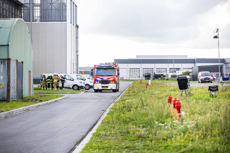 Lekkage van onbekende stof bij bedrijf, brandweer rukt uit