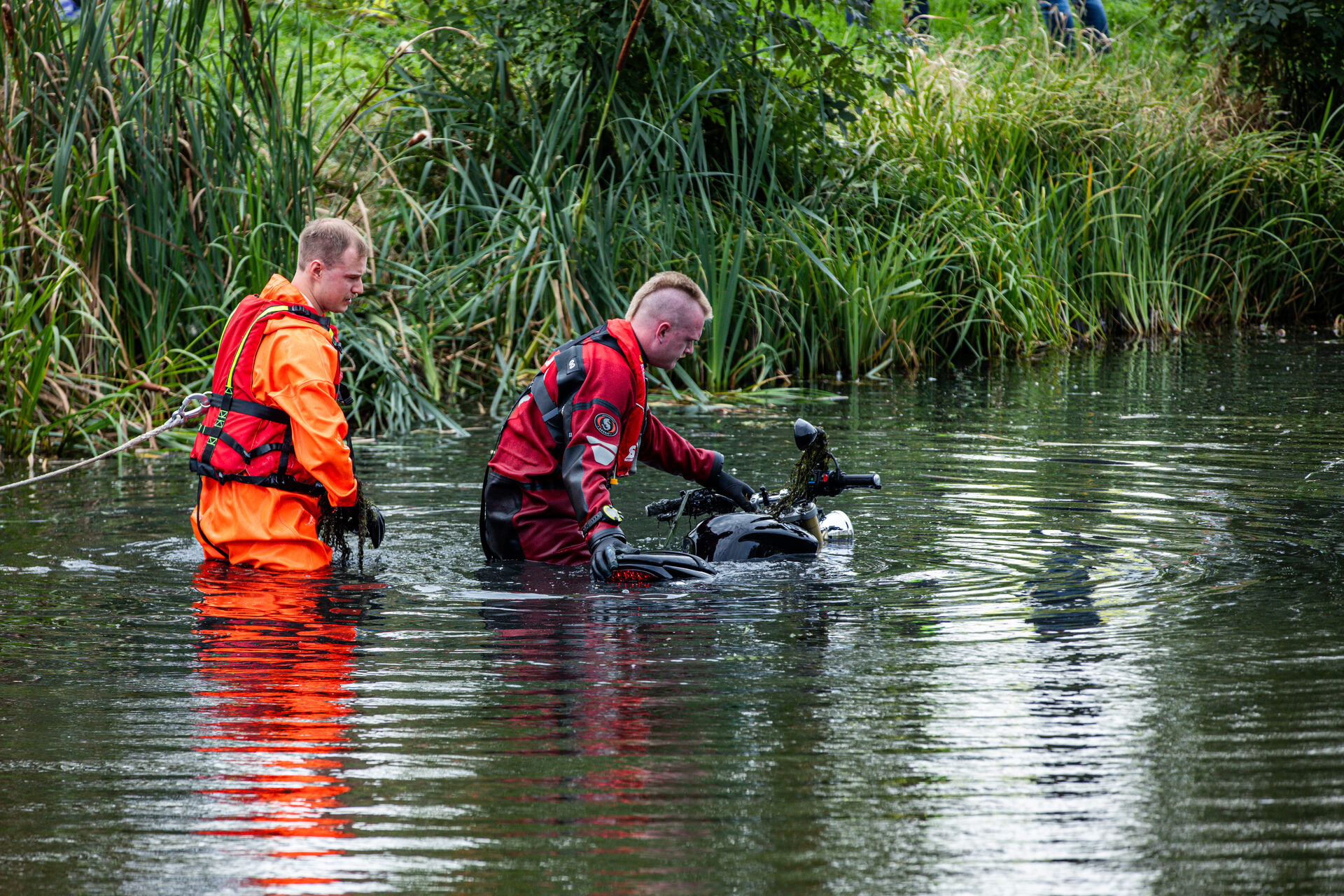 Motorrijder uit water gehaald na ongeval