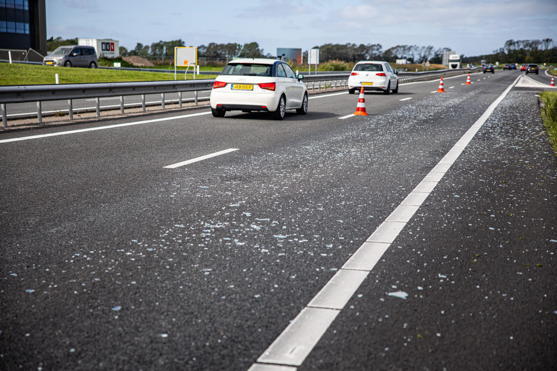 Glasplaten vallen van busje op snelweg