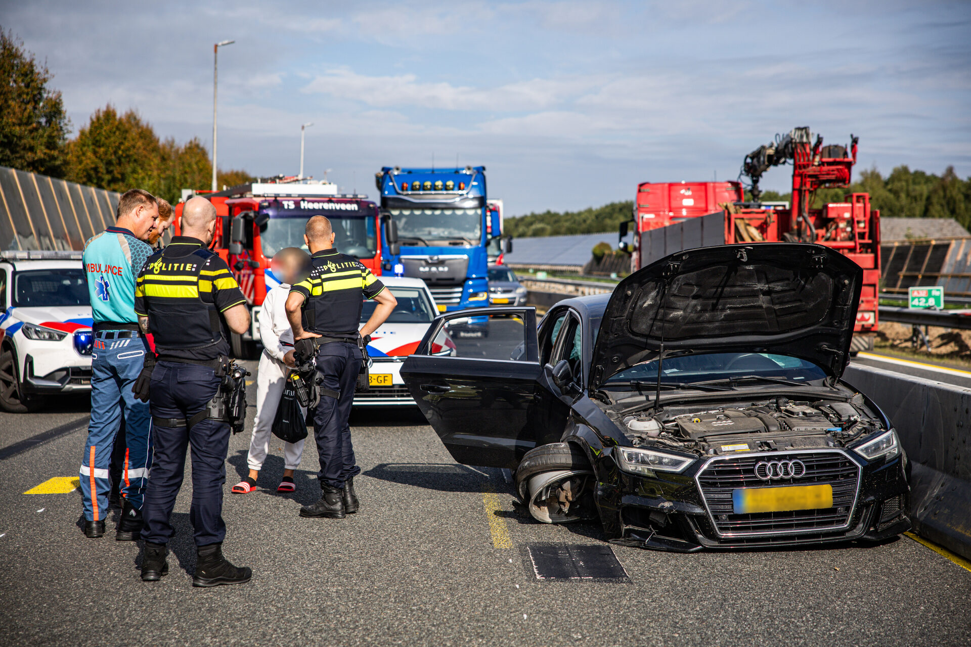Snelweg afgesloten na ongeval met twee autos
