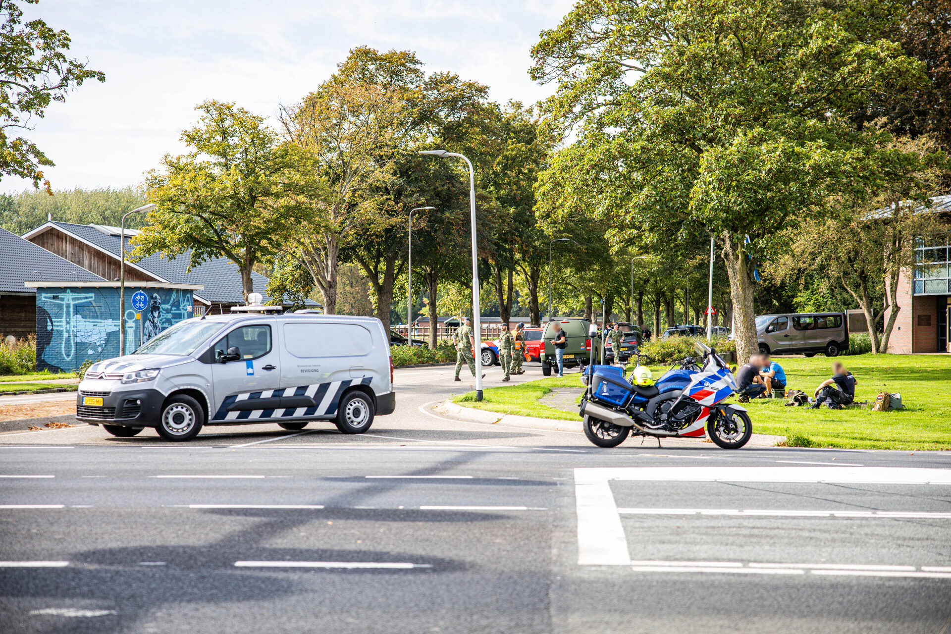 Man aangehouden na neerleggen verdacht pakket bij vliegbasis