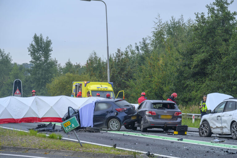 Dode en gewonde bij botsing met vijf voertuigen