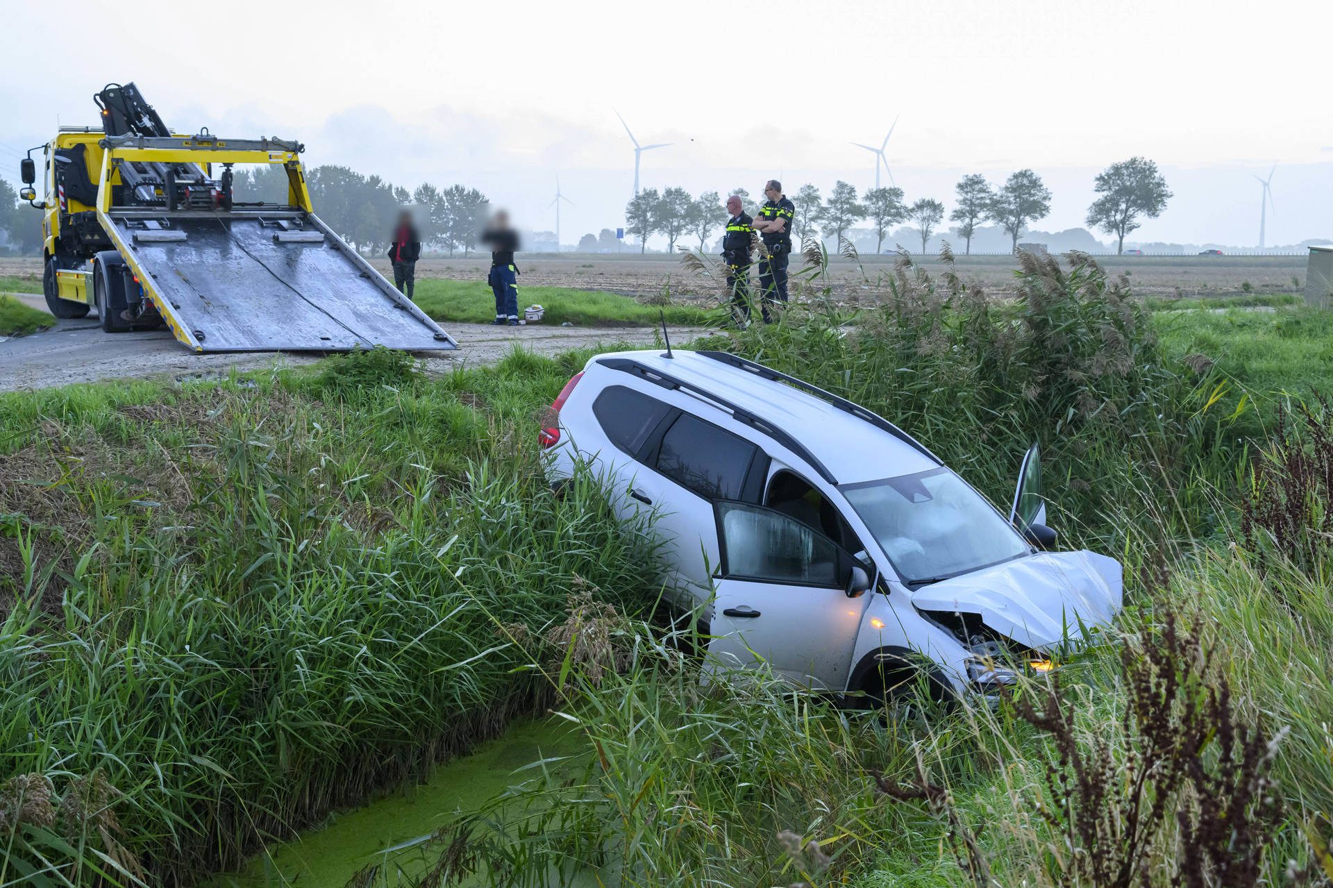 Automobilist mist scherpe bocht en belandt in sloot
