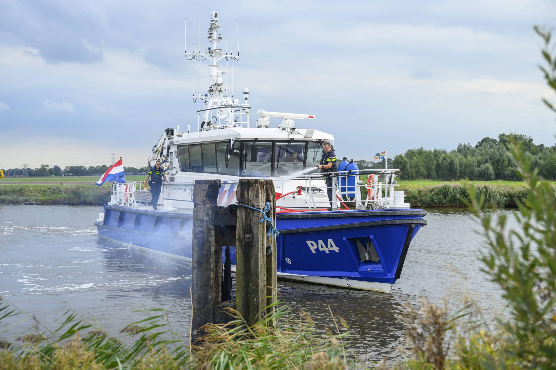 Politieboot ingezet voor brandende meerpaal