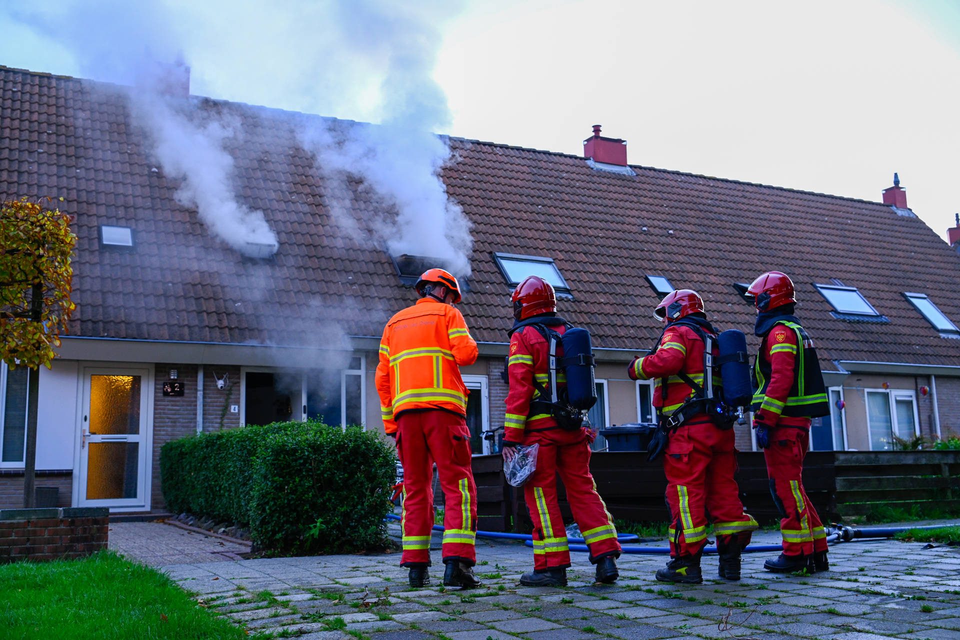 Flinke rookontwikkeling bij woningbrand, twee buren uit voorzorg geëvacueerd
