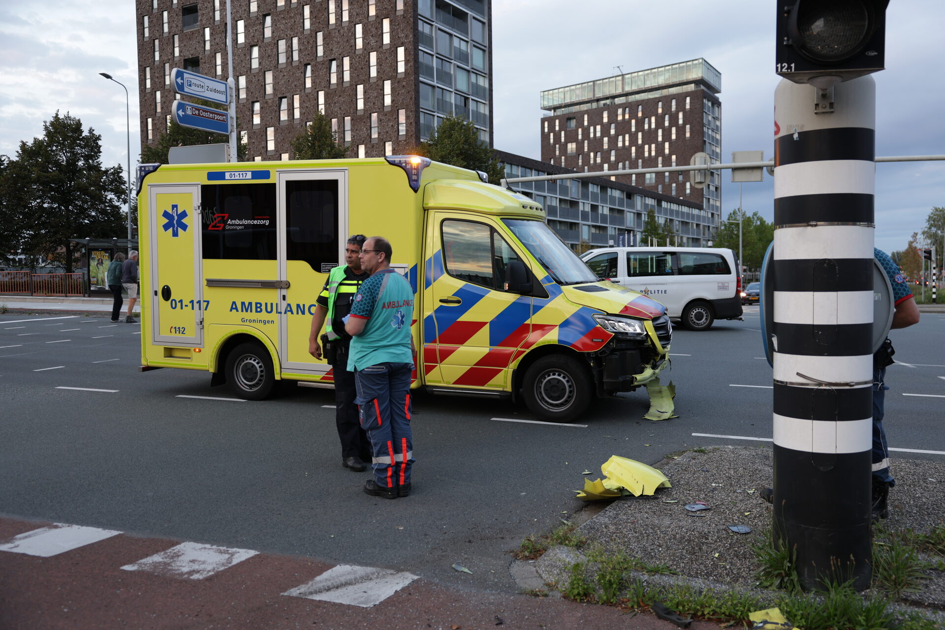 Ambulance botst met auto op drukke kruising