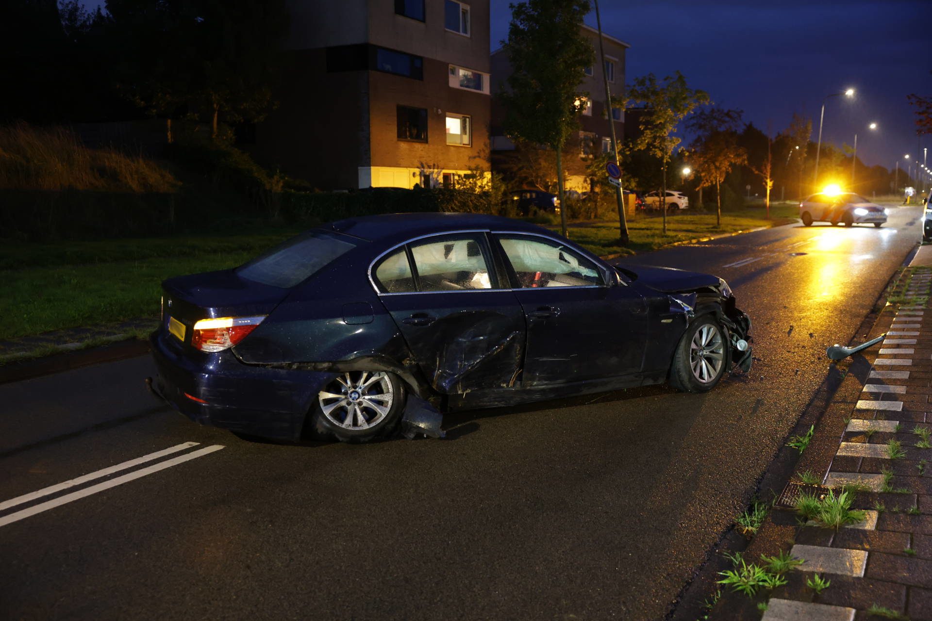 Auto raakt zwaar beschadigd bij eenzijdig ongeval