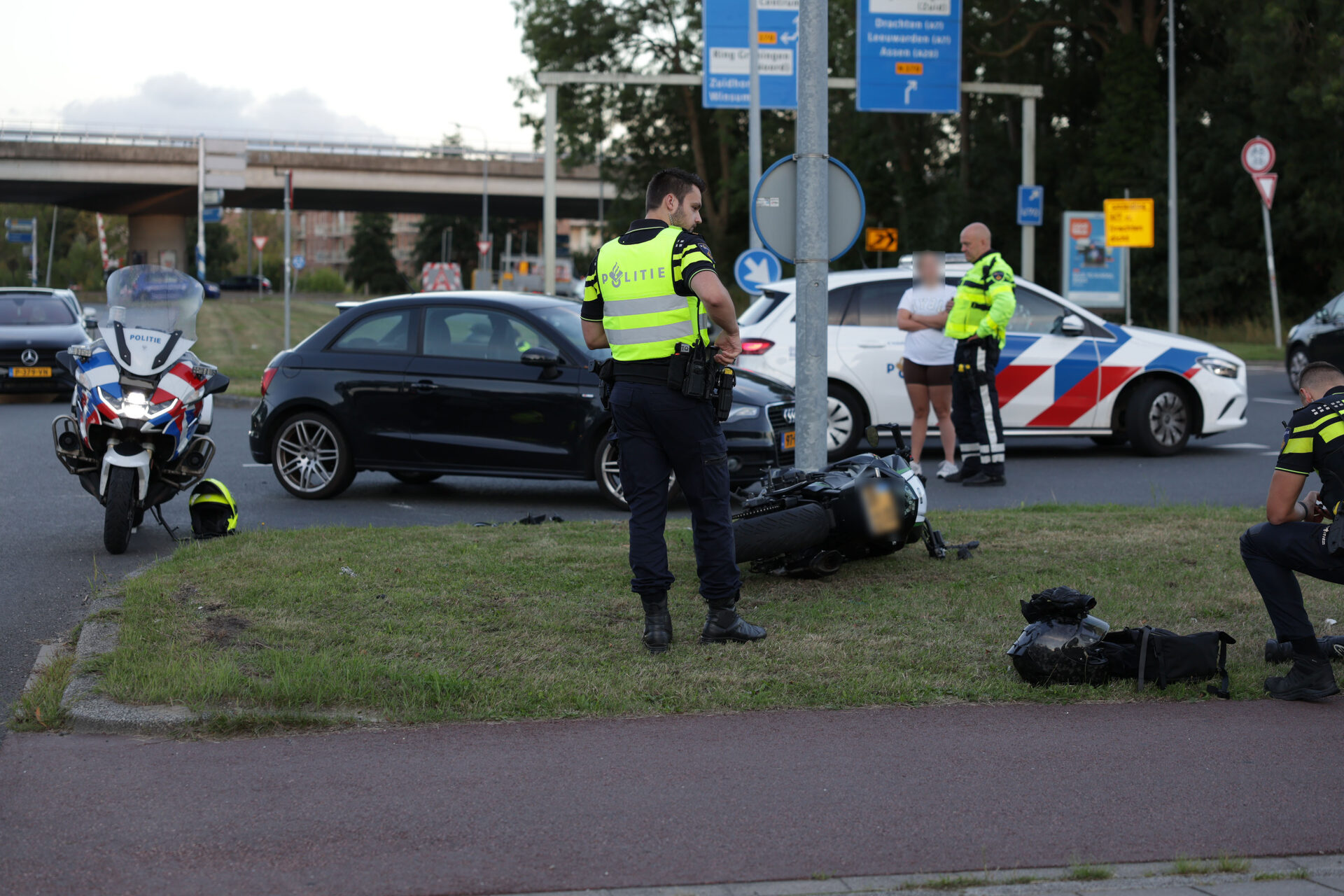 Motor en auto botsen op kruising, motorrijder gewond