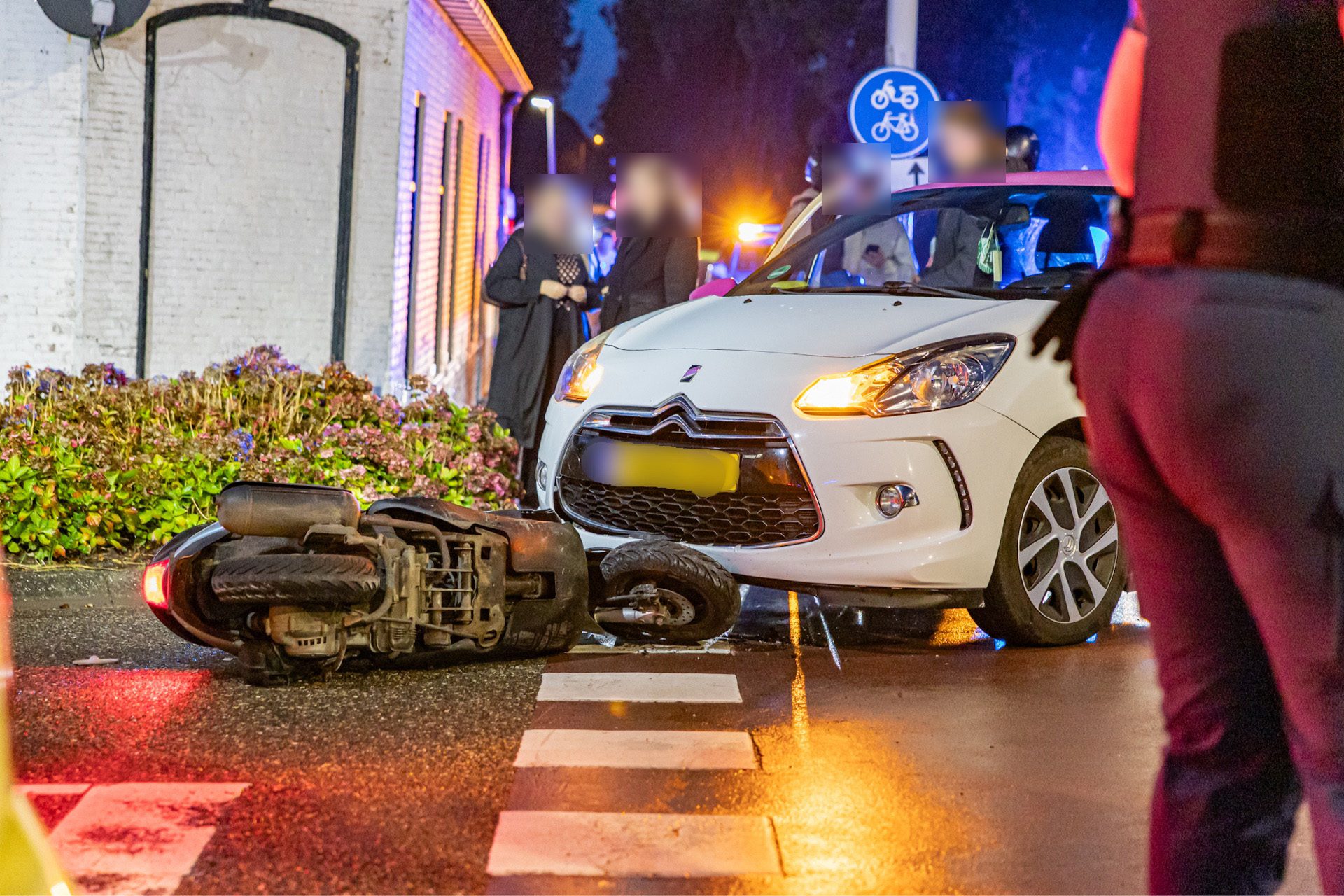 Scooterrijdster botst met afslaande auto