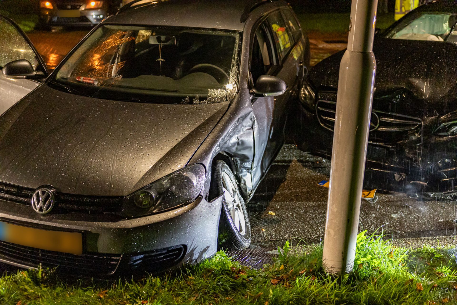 Twee auto’s beschadigd bij botsing op kruising